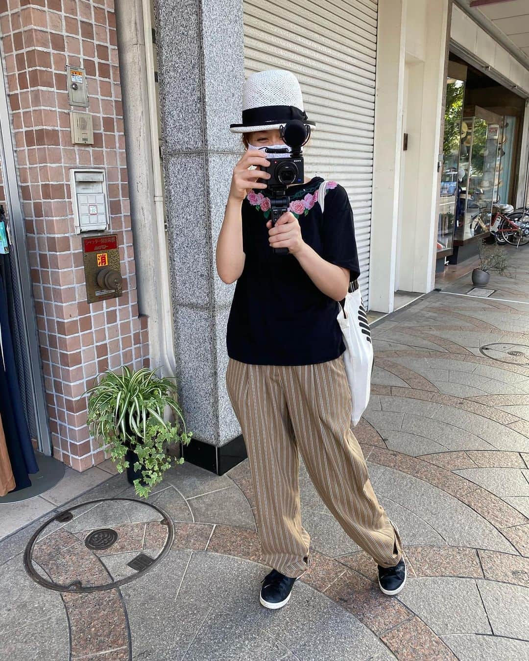 熊谷真実さんのインスタグラム写真 - (熊谷真実Instagram)「今日はYouTube撮影に浜松市内をウロウロ。 突撃隣の晩ご飯みたいに、どこでも突撃しお邪魔してます！ でも皆さん本当に好意的で。ありがたいです！浜松の主人のお友達、主人を知ってくださってるかた、 浜松でお友達になった皆様、本当にありがとうございます！ これからたくさん楽しい事発信します！ どうぞ宜しくお願いします！  そして！ 私の相棒！後藤渚さん！ アートプロデューサーの後藤繁雄さんの奥様！ やはり東京から浜松引っ越し組ですが、私達より3年早くこちらに住んでます。  初めて会った時にピンと来て。スカウト！笑 私は新しいパソコン周りの事できないので、撮影、編集、音入れ、監督、ぜーんぶ1人でこなしてくれます！  ありがとうございます！渚ちゃん！  2人で笑い転げながらのロケでした！ ９月10日夕方６時、YouTube開設！  過去のインスタライブも見れます！ 公式熊谷真実チャンネル！ どうぞ宜しくお願いします！  #熊谷真実#浜松カフェ#浜松大好き#浜松グルメ #YouTube開設#youtubeチャンネル登録お願いします #公式熊谷真実チャンネル   @nagisagototeshima  @mami_kumagai310」9月8日 20時39分 - mami_kumagai310