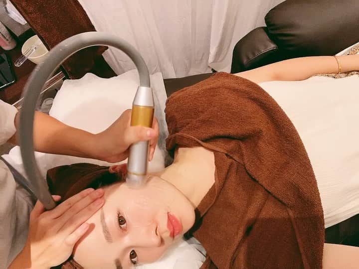 shihoのインスタグラム：「前回やってもらったら 思った以上によくて周りの お友達にもすすめたくらいいい#ソニックフィット ！！！ . わたし的にはハイフよりすき。 理由は痛みも、熱さもなし。 そしておでこから首までしっかり当てれるから💕 当てた直後から リフトアップがすごいんだけど 2.3週間後の方がもっといいのよねーーーー ほんとは、3週間に1回当ててあげるとかなりいいみたいだけどなかなか時間もなくて今回3か月もあいたけどかなりモチよかった！！！ リフトアップマシーンとしてはコスパも効果もかなり◎ 美肌効果もあって 透明感増し増しで帰りました😍 . . . とにかくスタッフがみんな かわいいし制服が萌えすぎるからお近くの方は是非😍😍❤️ マツエク、まつパも できるよーーーーーー✨ . . . @riche_kichijoji.sonicfit  @riche.kichijoji  @maki.eyelash  ありがとう🥰 . . . . #リフトアップ#美肌#エステ」