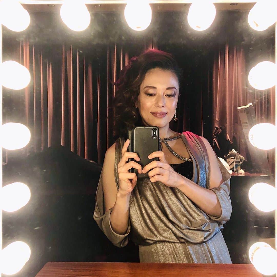 池田有希子のインスタグラム：「今日も食べ物を蒸かしまくってるワタクシですが、これは“atlas” musical collection 〜meets friends〜配信コンサート収録時の女優ミラー越しのワタクシです。  #letmework」