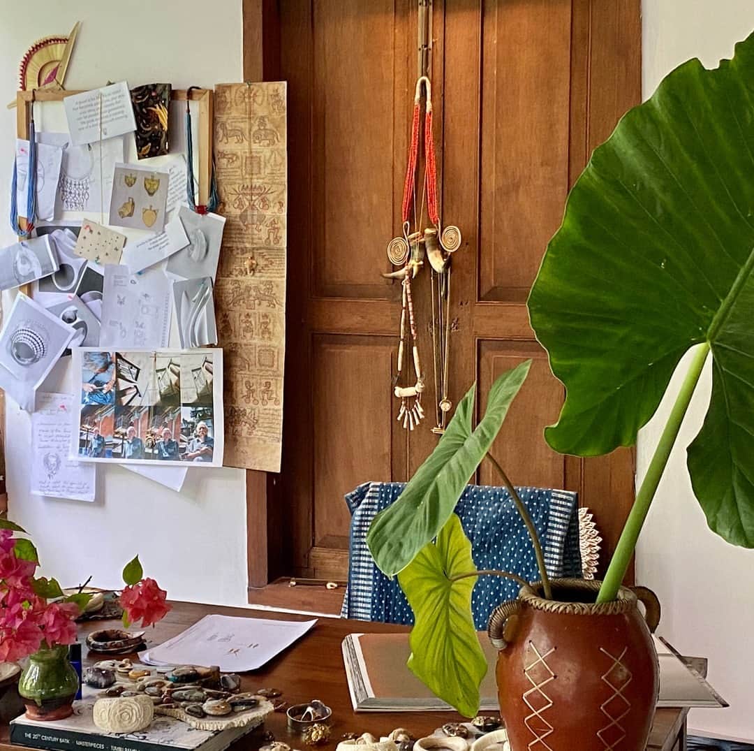 ベックスロックスのインスタグラム：「My working inspiration corner. ✨🌱🍀💎 ⠀⠀⠀⠀⠀⠀⠀⠀⠀ Treasures and textures new and old, gifted, found and handmade from across the globe.⠀⠀⠀⠀⠀⠀⠀⠀⠀   #homesweetbalihome⠀⠀⠀⠀⠀⠀ ⠀⠀⠀⠀⠀⠀⠀⠀⠀ ⠀⠀⠀⠀⠀⠀⠀⠀⠀ ⠀⠀⠀⠀⠀⠀⠀⠀⠀ ⠀⠀⠀⠀⠀⠀⠀⠀⠀ #wherethemagichappens⠀⠀⠀⠀⠀⠀⠀⠀⠀ #designerlife⠀⠀⠀⠀⠀⠀⠀⠀⠀ #balihome⠀⠀⠀⠀⠀⠀⠀⠀⠀ #moodboard⠀⠀⠀⠀⠀⠀⠀⠀⠀ #jewelswithsoul  #designinspiration  #sketchbook  #artistsjewels」
