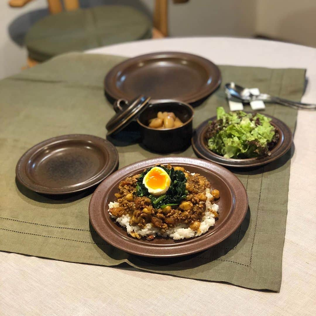 ai-chanさんのインスタグラム写真 - (ai-chanInstagram)「〔kissaとkoira〕#キッコイ 北欧ヴィンテージ食器・雑貨のweb shop ￣￣￣￣￣￣￣￣￣￣￣￣￣￣￣￣￣￣￣ 【Ruskaルスカばっかりテーブル】 . . ARABIA ルスカで揃えると、単品使いでは潜んでたカッコ良さが急に現れる、と思うのです。 プレートφ16cm、φ24cm使用 年代  1961-2000 . ルスカが好きな若い男の子が多いのも納得します。 シンプルだし、釉薬のかかり具合でひとつひとつ違うし、渋かわいい。 . 先月の初・平安蚤の市で思いました。若い男の子が想像以上にお店を覗いて下さるのです! 新鮮だったな〜✨ ......................................................... . こんばんは! 🙋🏼‍♀️今夜は「私の家政婦ナギサさん」スペシャル。楽しみや〜♡多部ちゃん、ほんま綺麗になったなー🙆🏼‍♀️ . ￣￣￣￣￣￣￣￣￣￣￣￣￣￣￣￣￣￣￣ 複数の在庫がございます。 リンクのメニュー→カテゴリーのARABIA→Ruskaにお進み下さい。 . #北欧ミックス #kissaとkoira #キッサとコイラ #キッコイ #ruska #ルスカ #わたナギ #多部ちゃん」9月8日 20時48分 - fujisan99