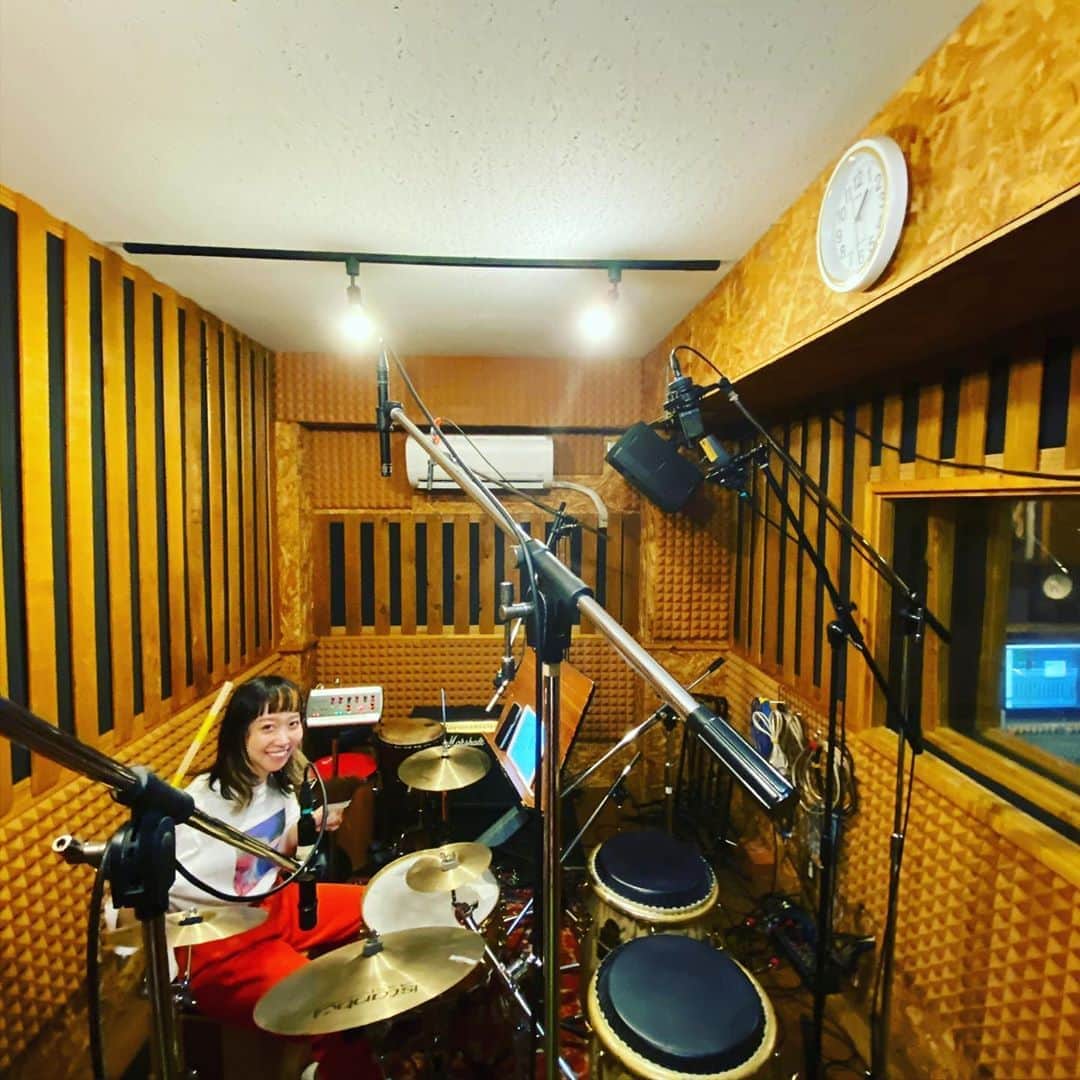 横沢ローラのインスタグラム：「レコーディング2日目は、いろんな道具でどんどん曲をここにかけていく、山下あすかちゃん。一番魔法がかけられそうな音がして覗き込むと、鉄のイモムシみたいなものを鳴らしていた時は衝撃だった！　#オノマトペル #山下あすか #トロルの曲」