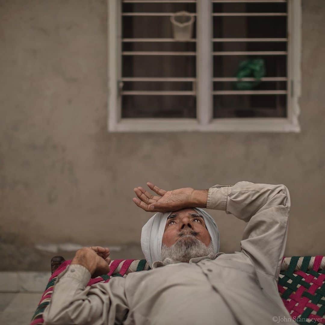 のインスタグラム：「Mari Mustafa is a sad, beautiful place. Located in the lushest greenness of farmland, the kindest people, there is a darkness beneath everyone’s feet...the groundwater is contaminated, with Mari Mustafa having the highest rates of cancer and congenital disabilities in India. Raj Singh, a farmer, has liver cancer and Hepatitis C, spending his days resting on a cot outside his home. Gian Kaur's remarkable eyes can’t hide her heaviness of cancer. Both neighbors and like many neighbors in this part of Punjab, everyone suffers in neglect and mismanagement of the Green Revolution since the 1960s’ when excessive spraying of pesticides and over usage of fertilizers contaminating the water table. Science brought India out of famines and able to feed its people, at a cost to health, with cancer rates increasing year on year. I was in Mari Mustafa for another @natgeo story about our global food supply, #endofplenty. More sadness...little had changed in over ten years, while within the difficulties, everyone in Mari was kind as ever. ⠀⠀⠀⠀⠀⠀⠀ India’s Daunting Challenge: There’s Water Everywhere, And Nowhere - Chapter 8 of the @outofedenwalk, my latest story last months (August 2020) issue of @natgeo magazine. ⠀⠀⠀⠀⠀⠀⠀ #cancer #pollutedwater #groundwater #portrait #marimustafa #punjab #india @natgeo @outofedenwalk #walkingindia #edenwalk」