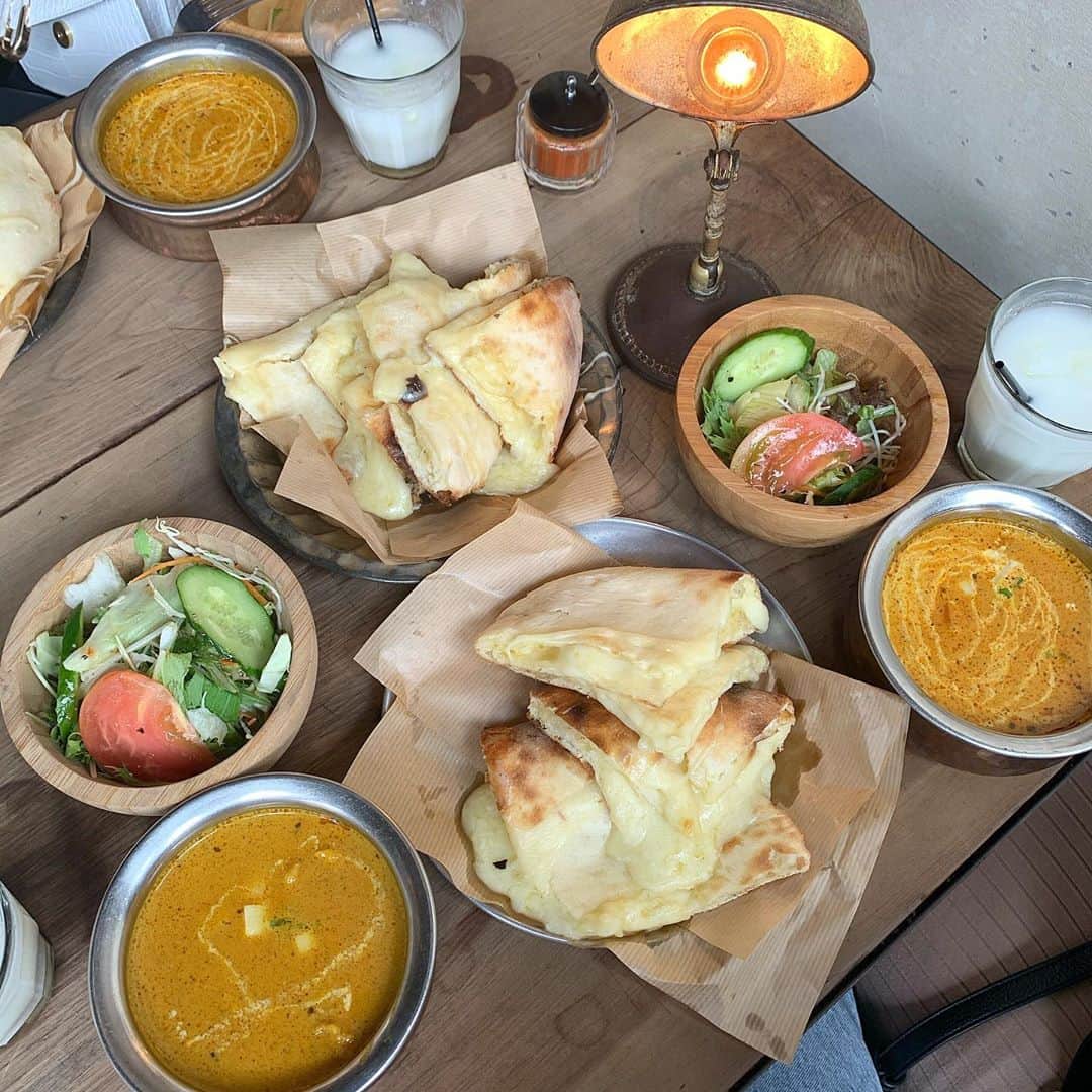 りょうくんグルメさんのインスタグラム写真 - (りょうくんグルメInstagram)「【吉祥寺 sajilocafe】 女性に大人気！！！ 東京No1人気のチーズナン🐒 ⠀ 🏠#吉祥寺 #sajilocafe 🚶‍♂️吉祥寺駅徒歩7分 📖Aset チーズナン変更(¥1200+tax)×2 ⠀ オシャレにナンが楽しめることで有名なsajilocafe ⠀  ASETはサラダにカレー一種、ナンに、ドリンクのセット。 セットをオプション+200円でチーズナンに変更！ ⠀  脂っこすぎず、甘さも塩っぱさもちょうどよい食べやすいチーズナン。 もちもちふわふわ。他のお店と比べると油でギトギトになってないから食べやすい。  ⠀ サラダは量多く新鮮で、カレーも一個が結構大きい。 チキンカレーは鶏肉がゴロゴロ入って満足度高し。甘めのカレーで美味しい。 あとこの系列はやっぱ器が可愛い。 ⠀  おひとりさま席も10席くらい。 テーブル四つ。混むと相席になる。 カウンターあるからお一人様も多い。 あと店員さんがクセ強い笑 ㅤㅤㅤㅤㅤㅤㅤㅤㅤㅤㅤㅤㅤ ㅤㅤㅤㅤㅤㅤㅤㅤㅤㅤㅤㅤㅤ 久々にリピったけどうまかったー✌️  土日はオープン前から並ぶほどの人気。ルミネエストばりに若い女子いる。 ㅤㅤㅤㅤㅤㅤㅤㅤㅤㅤㅤㅤㅤ あんだけお腹いっぱいになっても次の日にはなぜか食べたくなるんよな〜笑  営業時間 11:30〜23:00 昼11:30〜15:00  東京都武蔵野市吉祥寺本町1丁目36-8」9月8日 11時55分 - uryo1113