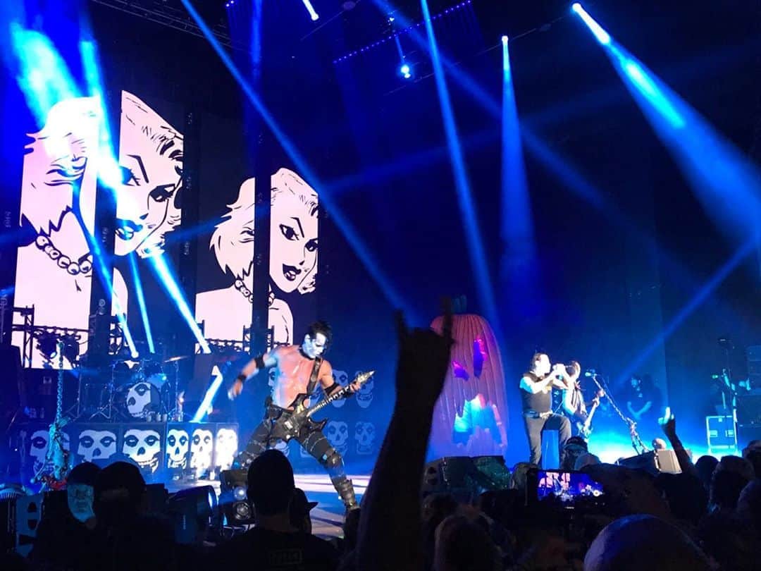 コリン・ハンクスのインスタグラム：「Misfits. Denver. One year ago to the day. Fuck, I miss concerts.」