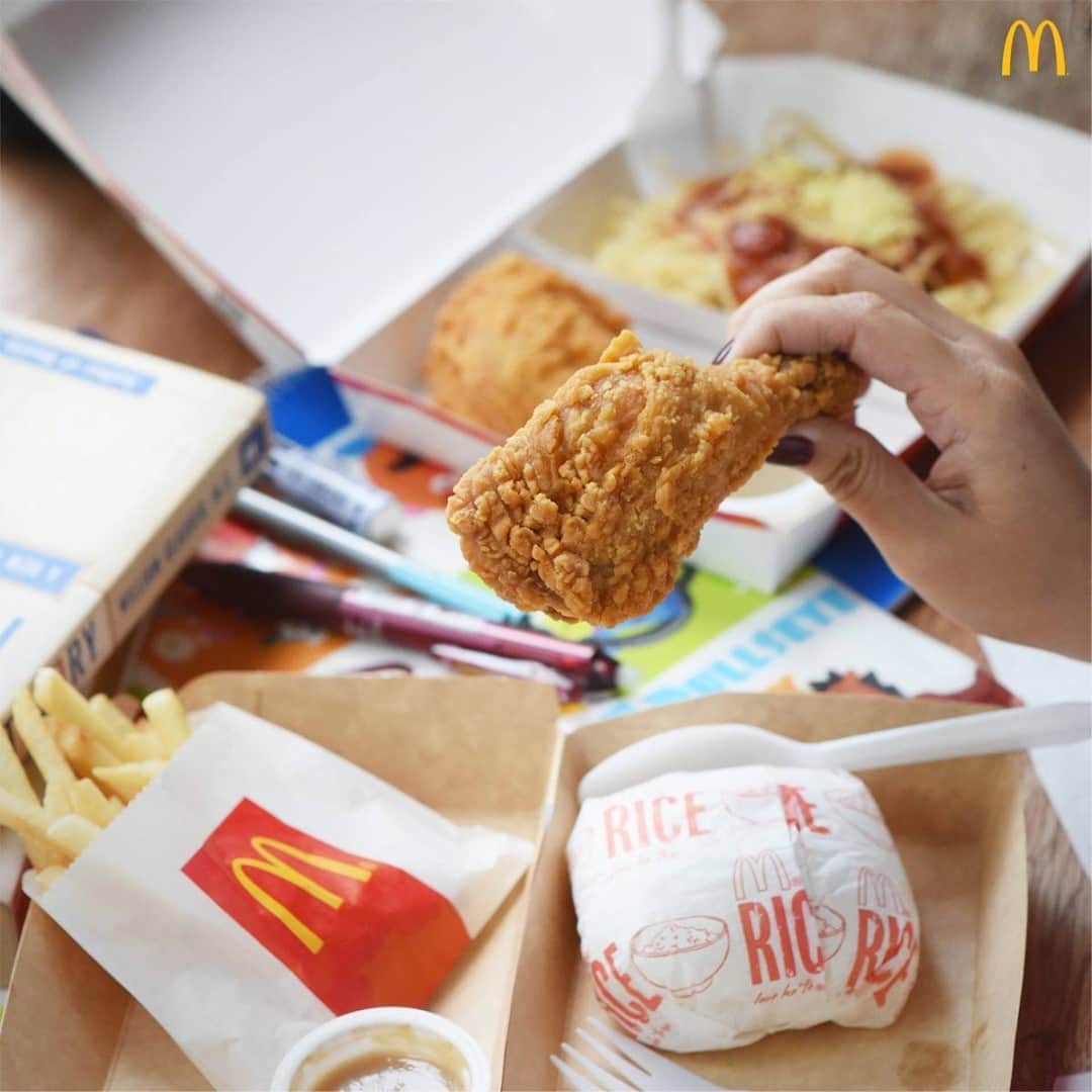 のインスタグラム：「The best ang lunch time basta kasama ang best-tasting Chicken McDo & Fries!  Order now via McDo Drive-Thru, Take Out, or Pick-up. You can also get it via the McDelivery PH app, McDo Messenger, or call 8888-6236 (for NCR).」