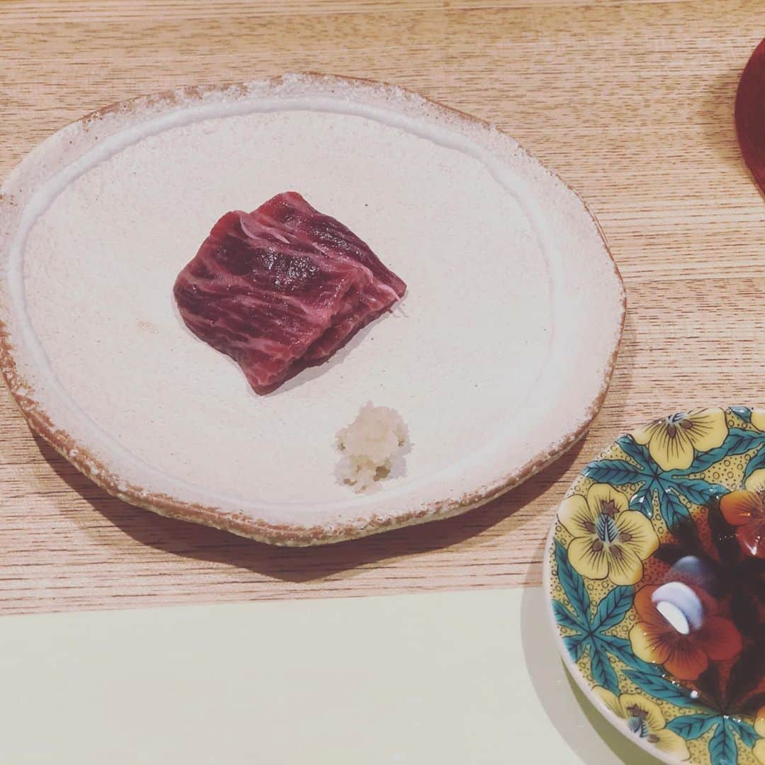 三浦瑠麗さんのインスタグラム写真 - (三浦瑠麗Instagram)「いつもの鮨屋で、鯨の刺身。」9月8日 12時03分 - lullymiura