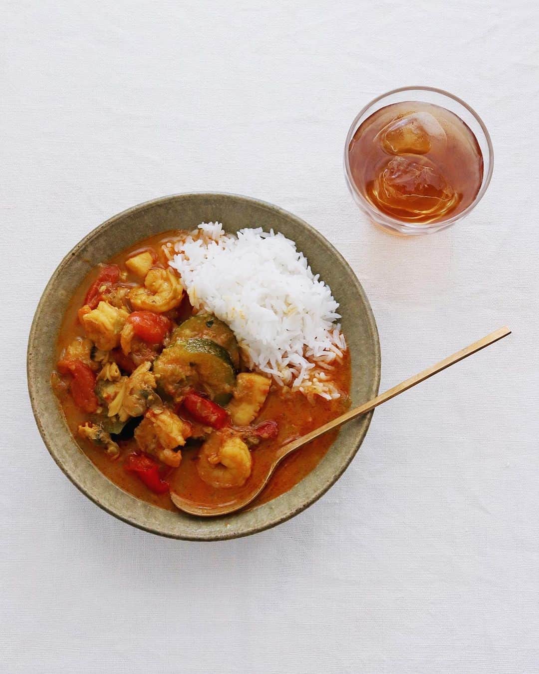 のインスタグラム：「andCURRY . 今日のお昼ごはんはカレー。 "andCURRY"の阿部さんに インスタライブで教わった 夏野菜、シーフード、豆乳、 ラブパクを使ったカレーが 簡単で美味しくできたので 夏野菜が無くなる前にリピ。 . 👉 @yukinaa.m andCURRY阿部由希奈さん。 スパイスカレーと猫二匹の 美味しく可愛いアカウント。 カレーと猫に癒されてます。 . . ＜速報ですよ！＞ 多くの方のアンコールにより、９月もラブパクのカレーキャンペーンが続くそうです。 #ラブパク をタグ付けし、ラブパクを組合わせたカレーの投稿をすれば抽選で今月も５名の方にラブパクとエプロンが当たりますよ。ぜひぜひご参加どうぞ！別途イベントも企画中ですので、情報を逃さないように公式アカウントのフォローもぜひ！ 👉👉 @lovepakcheesauce . . #まだまだカレーザンショ #カレーなる夏 #おかわり #カレー好き #カレーライス #スパイスカレー #シーフードカレー #野菜カレー #エスニック #食欲の秋 #万能調味料 #相性抜群 #lovepaku #curry #lovepakcheesauce #currygram #🍛」