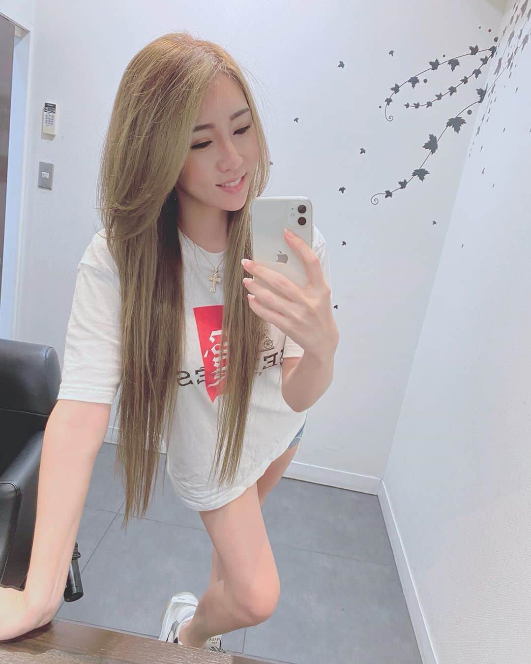 のインスタグラム：「. . ▶︎▶︎▶︎ まだショートパンツ履いてるけど、、 もう9月って秋服だよね🙄🍁🍂 暑すぎてTシャツ＋ショートパンツが楽🤡 . 楽を選んじゃいけないと思うけども…🤫 👚... @cartel_osaka  👖... @gap_jp  👟... @prada  . . #ママファッション  #tシャツコーデ  #ロングヘアー #スニーカー女子 #prada  #pradashoes  #シングルマザー #シンママ #アラフォーママ #ダイエット中  #頑張れ自分 #172cm  #momcode #momfashion  #girlsmom」