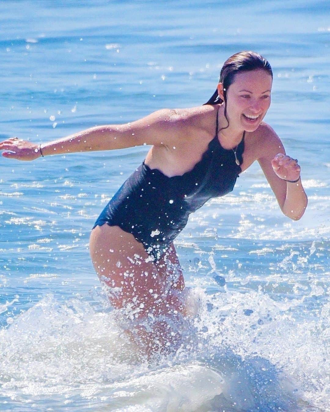 Just Jaredさんのインスタグラム写真 - (Just JaredInstagram)「@oliviawilde was spotted having some fun at the beach over Labor Day weekend! #OliviaWilde Photos: Backgrid」9月8日 12時07分 - justjared