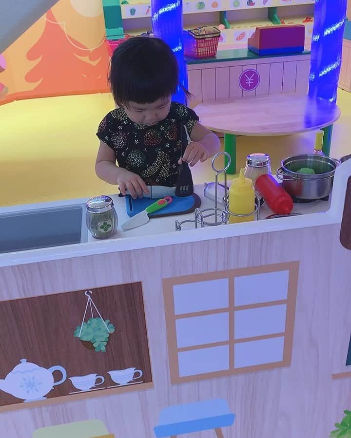 星野光正のインスタグラム：「やっぱり女の子なんだなぁって思って見ていました。  包丁を使い出してお魚切ろうとしているその瞬間・・・。  スタープラチナの様なオラオラ感が一瞬覗かせましたw  #プロダーツプレイヤー #ダーツインストラクター #ダーツ #エスダーツ #エスダーツオフィシャルプレイヤー #星野光正 #星野飯 #三児のパパ #アラフォーパパ #料理好き #娘の料理  #オラオラ系  #魚料理」