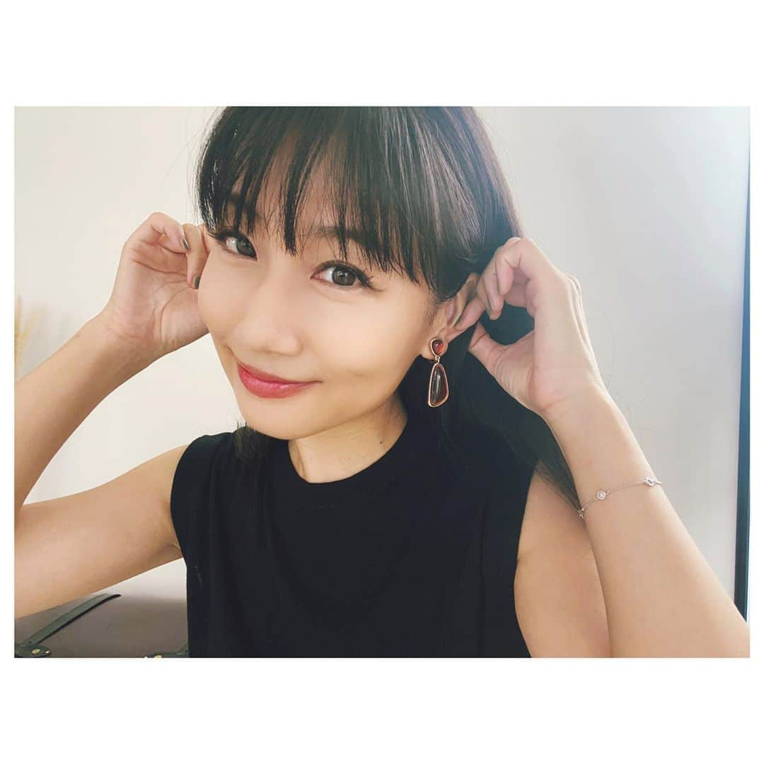 大塚愛さんのインスタグラム写真 - (大塚愛Instagram)「娘が昨晩  もう待てない！！！！  と、誕生日プレゼントをくれました。  誇らしげに渡す彼女が可愛くて愛おしくて。  ママは深い赤が似合うの！  大事なイヤリングがまた一つ増えました。  AIO　#birthday #eve #present  #accessories #earrings」9月8日 12時13分 - aiotsuka_official