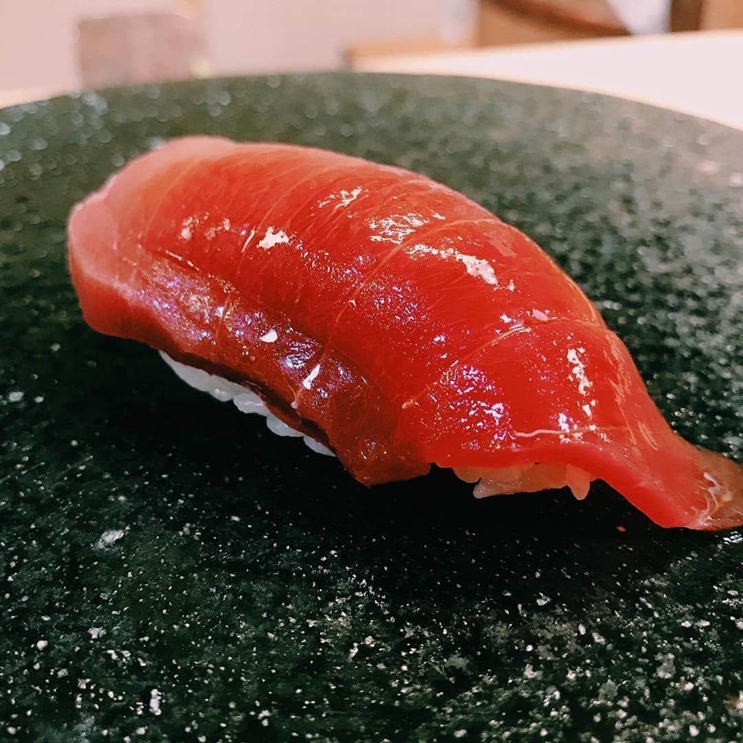 東京カレンダーさんのインスタグラム写真 - (東京カレンダーInstagram)「『東カレ倶楽部メンバー様よりリポスト』﻿ #repost ☞ @kojiyamada﻿ ⠀⠀⠀⠀⠀⠀⠀⠀⠀﻿ コスパよすぎるとおススメされてた千駄木の松寿司をついに訪問🍣﻿ ⠀⠀⠀⠀⠀⠀⠀⠀⠀﻿ 創業80年以上のお店を料理研究家てして活躍される野本さんが継がれるお店。﻿ ⠀⠀⠀⠀⠀⠀⠀⠀⠀﻿ 街寿司の気軽さなのに上質なネタを使った握りが堪能できます。﻿ ⠀⠀⠀⠀⠀⠀⠀⠀⠀﻿ 酢の効かせ具合、身のレア感と三拍子揃った絶妙な締め加減。スペシャリテの肝は特に絶品。﻿ 日本酒もリーズナブルな価格で頂けます。﻿ ⠀⠀⠀⠀⠀⠀⠀⠀⠀﻿ 通いたくなるお店ですが、人気すぎて予約取りづらくなってきてらしいのが唯一の残念ポイント。﻿ ⠀⠀⠀⠀⠀⠀⠀⠀⠀﻿ 松寿司﻿ 03-3821-5087﻿ 東京都台東区谷中3-2-7﻿ ⠀⠀⠀⠀⠀⠀⠀⠀⠀﻿ #鮨スタグラム #食べ歩き最高 #グルメ女子 #鮨部 #寿司部 #鮨屋 #食べ歩きの旅 #グルメ女子 #デブスタグラム #グルメライター #コスパ最高 #コスパ最強 #tokyofoodie #tokyofood #tokyosushi #japansushi #東カレ倶楽部 #松寿司 #ランチ巡り #鮨ランチ #鮨好きな人と繋がりたい #人気店 #大人コスパグルメ #千駄木グルメ #根津グルメ #根津 #千駄木 #鮨スタグラム」9月8日 12時13分 - tokyocalendar