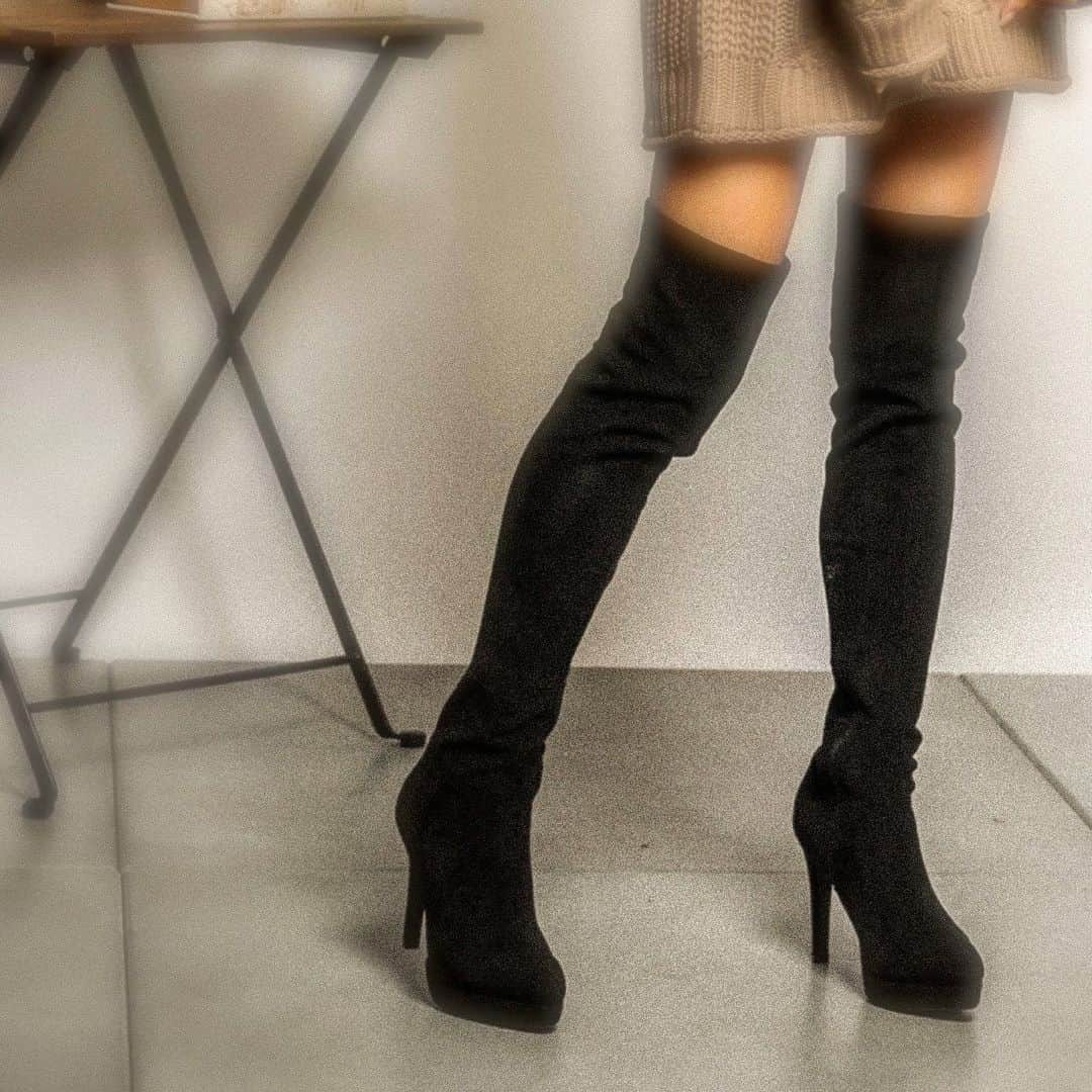 DelyleNOIR_officialさんのインスタグラム写真 - (DelyleNOIR_officialInstagram)「PRE ORDER of 2020 AUTUMN SHOES ・ ・ 一一一一一一一一一一一一一一一一一一一一一一一  WEB STORE：予約受付中  ◆スエードニーハイブーツ 　BK 　¥14,800+(tax)  ヒールの高さ：11,5cm  今季のシューズは、普段使いからお仕事、オケージョンまで幅広く使って頂ける万能シューズです。  クッション性の高いインソールで、長時間のお出掛けでも足に優しい作りに仕上げています。  一一一一一一一一一一一一一一一一一一一一一一一 公式通販サイトblanc Closetは @delyle_official TOPのURLからチェック✔️ ・ ・ #delylenoir#delyle#yukipoyo #2020aw#fashion#shoes #ニーハイブーツ #ロングブーツ」9月8日 12時17分 - delylenoir_official