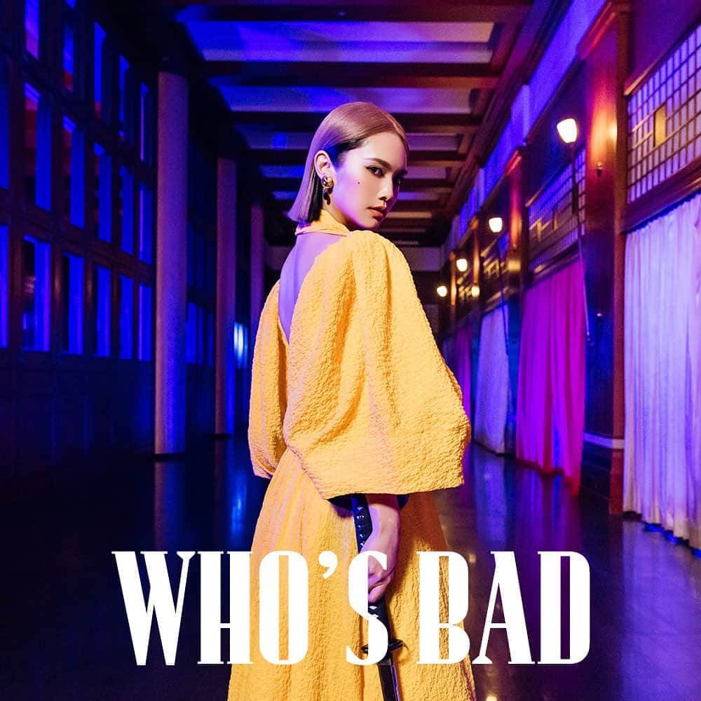 レイニー・ヤンのインスタグラム：「❓ Starring: 楊丞琳 @rainie77 Inspired by Kill Bill 企劃&視覺總監Marketing&Image Director:  周啟民 @jimichoustudio 攝影 Photographer:  謝宏奕 @hungyihsieh 化妝 Make Up:  陳佳惠 @carlin_chen  髮型 Hairstyling:  劉珈妘 @sydni_q @zoomhairstyling  服裝造型Stylists: June Wan @junewan , Alfredhun, Herman Sin 造型協力 Styling Collaborationist: 陳錦嬅 Kate Chen @chinghuachen421  服裝 Costume: Dress: @emiliawickstead @luisaviaroma Belt: @alexandermcqueen Earrings: @alighieri_jewellery Boots: @rickowen  #楊丞琳 #RainieYang #LIKEASTAR #BADLADY  #像是一顆星星 #EmiliaWickstead  #luisaviaroma」