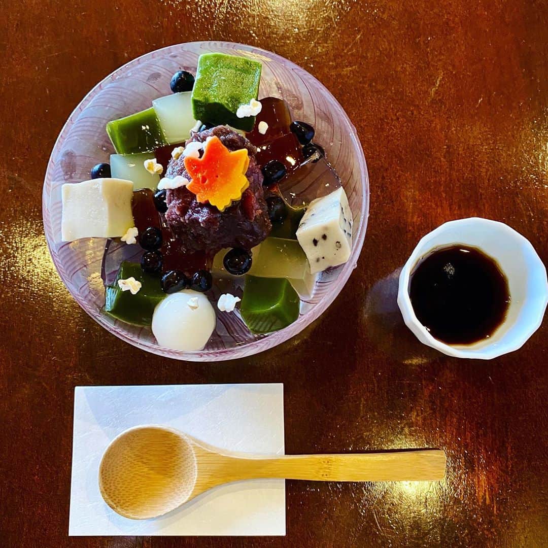 畑亜貴さんのインスタグラム写真 - (畑亜貴Instagram)「喫茶去に行ったら隣の韻松亭での提供になっていたあんみつ。生麩でもにゅもにゅ度アップの素晴らしさ。  Instagram過去のもにゅもにゅにもタグ追加してみました😏 #アキハタもにゅもにゅ愛」9月8日 12時37分 - akihata.jp