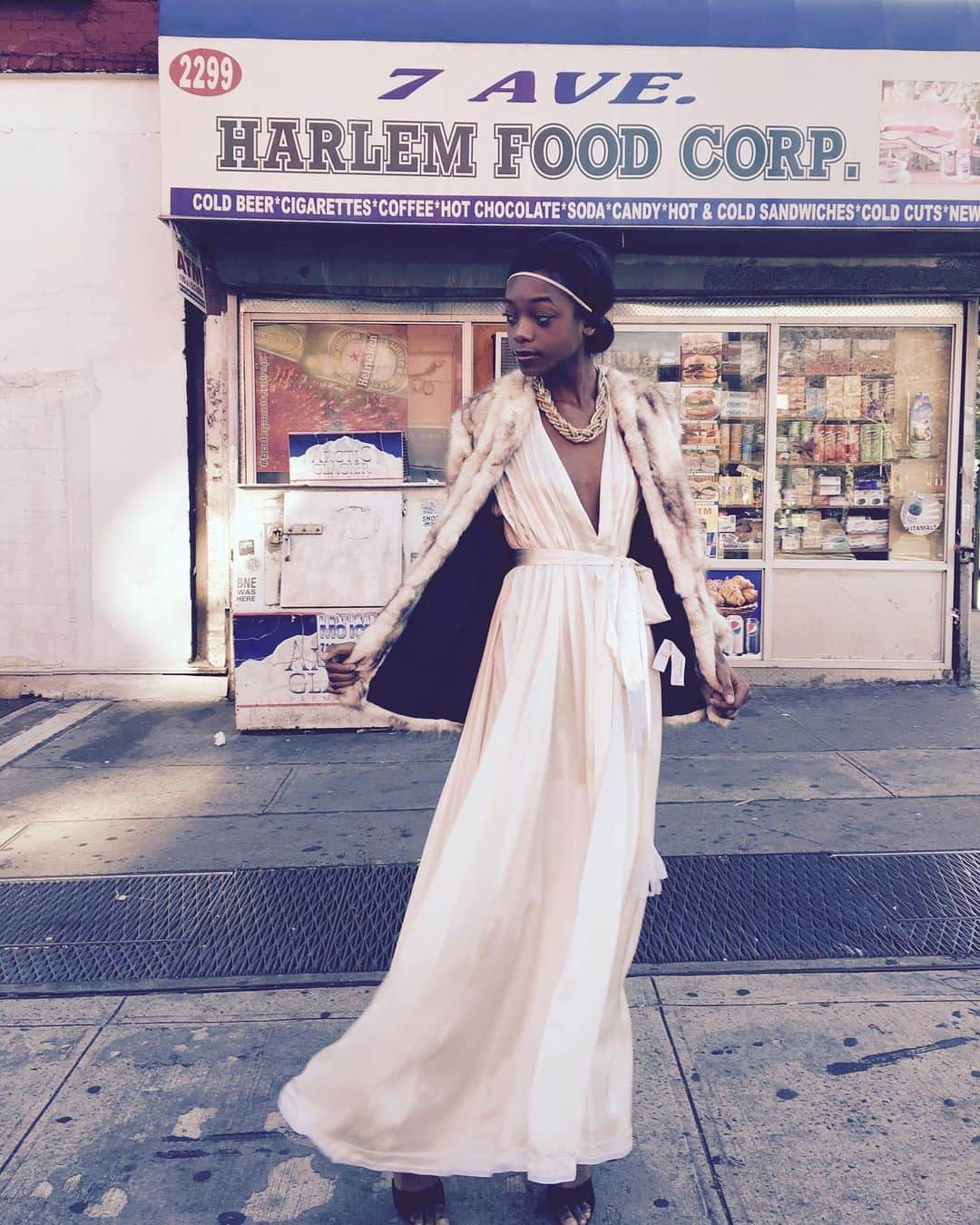 oversea_weddingのインスタグラム：「その旅に 恋をする。 写真にこだわるリゾートウェディング ・ BLACK LIVES MATTER ・ 国内だから時差もなくリーズナブルに、南海の楽園で「宮古ブルー」に輝く空と海に包まれるphotogenicなlover's weddingを。 ・ OPEN記念でinstagram限定特典あります！ まずはお問合せを。 #リゾートウェディング #前撮り #ウェディングフォト #後撮り #星空撮影 #ウェディングドレス #hawaiiwedding #花嫁ヘア #フォトウェディング #卒花 #プレ花嫁 #卒花嫁 #日本中のプレ花嫁さんと繋がりたい #沖縄挙式 ウェディング #沖縄ウェディング #写真好き #宮古島 #ビーチフォト #dancingbear #onelove #海外ウェディング #宮古島旅行 #ウェディングブーケ #リゾ婚 #与那覇前浜ビーチ #お色直し #入籍 #宮古ブルー #モバイルウェディング #さとうきび畑の一本道」