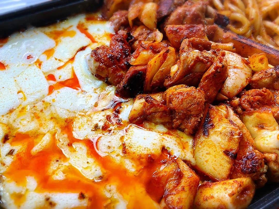とぎもちさんのインスタグラム写真 - (とぎもちInstagram)「.﻿ 【韓国】﻿ ﻿ チーズタッカルビ作るセットを﻿ ネットで購入💕﻿ ﻿ ホットプレートで﻿ 1人チーズタッカルビ🐓﻿ ﻿ うどんにタッカルビの甘辛だれ絡ませて食べるのすごく美味しい😭💕﻿ .﻿ ﻿#チーズタッカルビ #韓国 #韓国料理 #ホットプレート #ホットプレート料理 #ホットプレートごはん #ホットプレートチーズタッカルビ #ホットプレートタッカルビ #치즈닭갈비 #닭갈비 #うどん #우동 #집밥  #먹스타그램 #토기모치 #とぎもちkorea #토기모치mukbang #먹방」9月8日 12時44分 - togistagram
