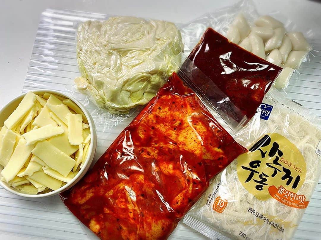 とぎもちさんのインスタグラム写真 - (とぎもちInstagram)「.﻿ 【韓国】﻿ ﻿ チーズタッカルビ作るセットを﻿ ネットで購入💕﻿ ﻿ ホットプレートで﻿ 1人チーズタッカルビ🐓﻿ ﻿ うどんにタッカルビの甘辛だれ絡ませて食べるのすごく美味しい😭💕﻿ .﻿ ﻿#チーズタッカルビ #韓国 #韓国料理 #ホットプレート #ホットプレート料理 #ホットプレートごはん #ホットプレートチーズタッカルビ #ホットプレートタッカルビ #치즈닭갈비 #닭갈비 #うどん #우동 #집밥  #먹스타그램 #토기모치 #とぎもちkorea #토기모치mukbang #먹방」9月8日 12時44分 - togistagram