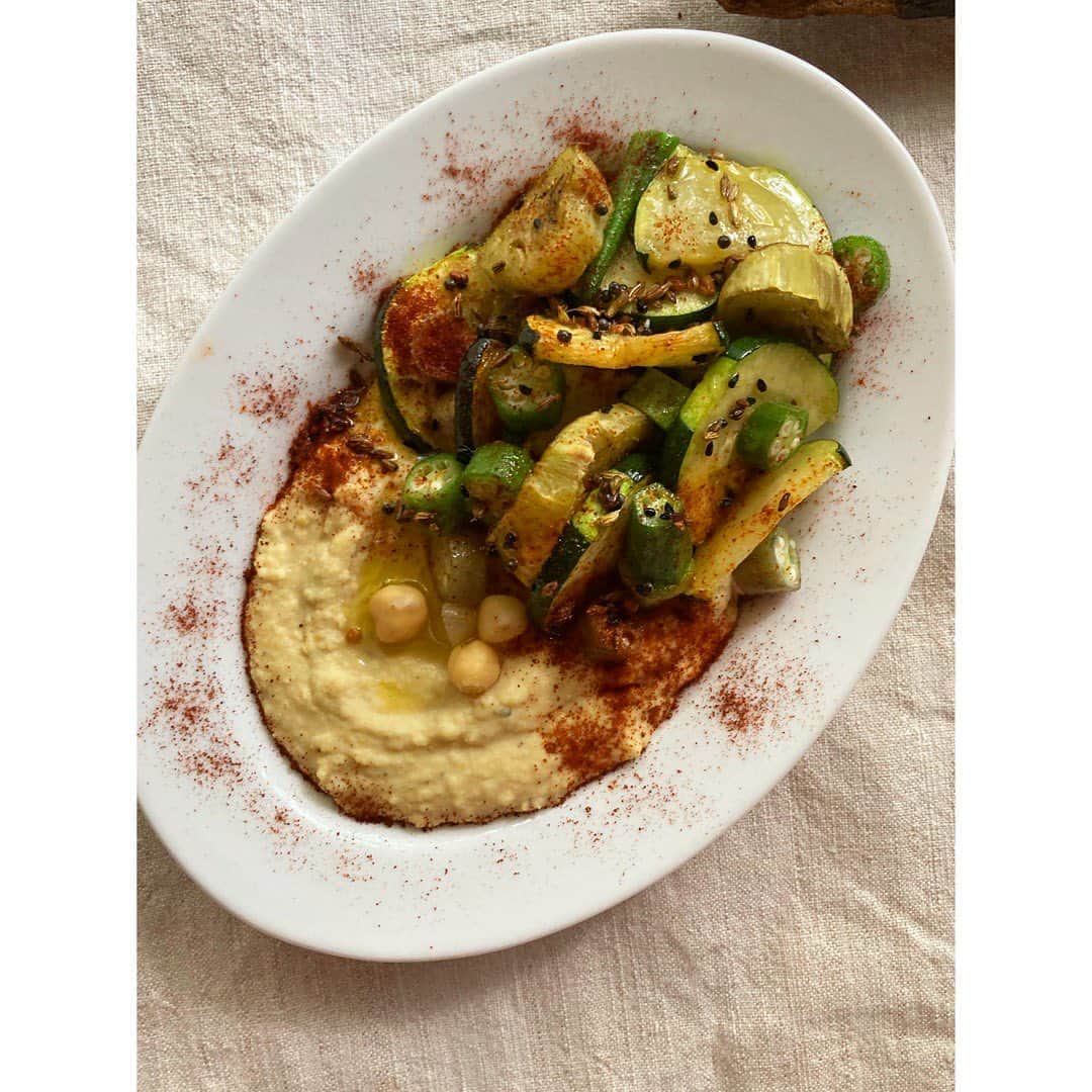 journaleatripのインスタグラム：「hummus  brown mustard oil  スープとディプの 中間のような緩さのフムスにして ズッキーニ、茄子、オクラを スパイスオイルで炒めて添える。  #パン縦に切ったら#吃驚#プルーンが一直線にギッシリ#セレンディプ#外からわからぬ内側の愛情」
