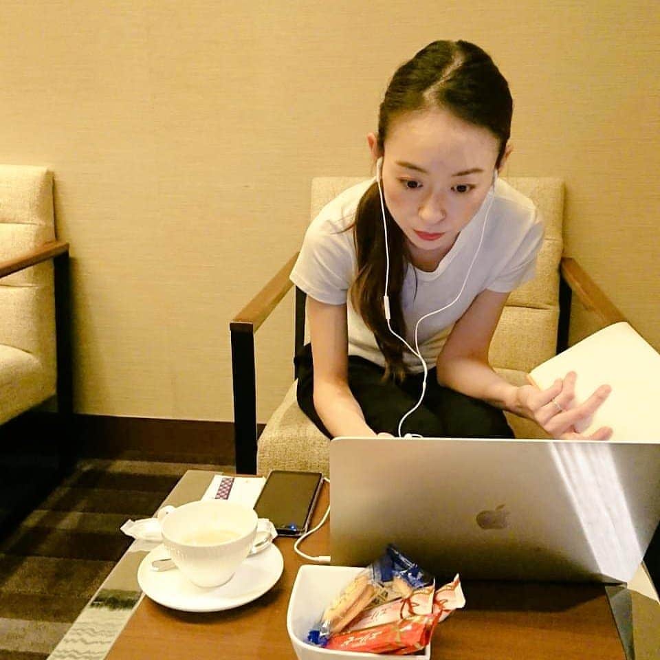 瞳ゆゆのインスタグラム：「真剣なお顔ー😂 撮られてた😂  最近ハマっている白T。 扱い方難しい💦すぐクリーニング出したくなっちゃう💦  #オンライン #白t #theory #セオリー」