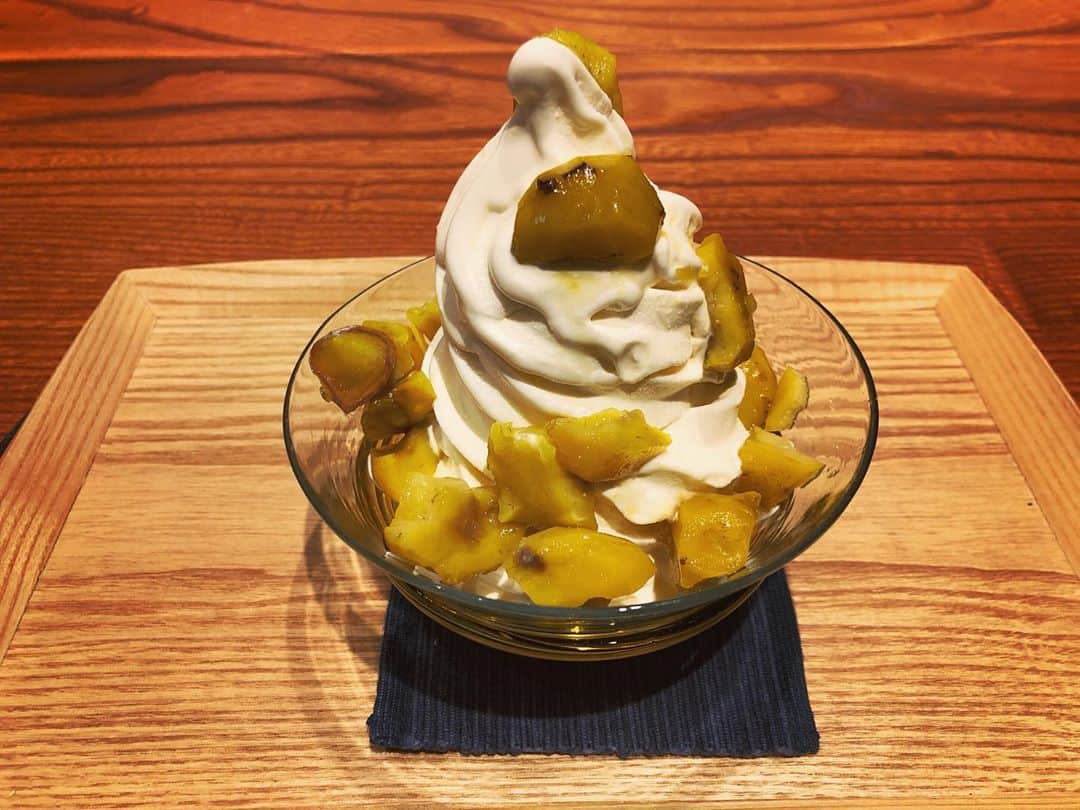 のインスタグラム：「.  撮影が早く終わったので、 お世話になっている『甘味 おかめ』さんへ。  栗ソフトと珈琲。  秋の味覚です。  #okame #cafe #japanesesweets #sweets #softcream #chestnut #coffee #tokyo #japan #photo #diary #actor #withafterpost」