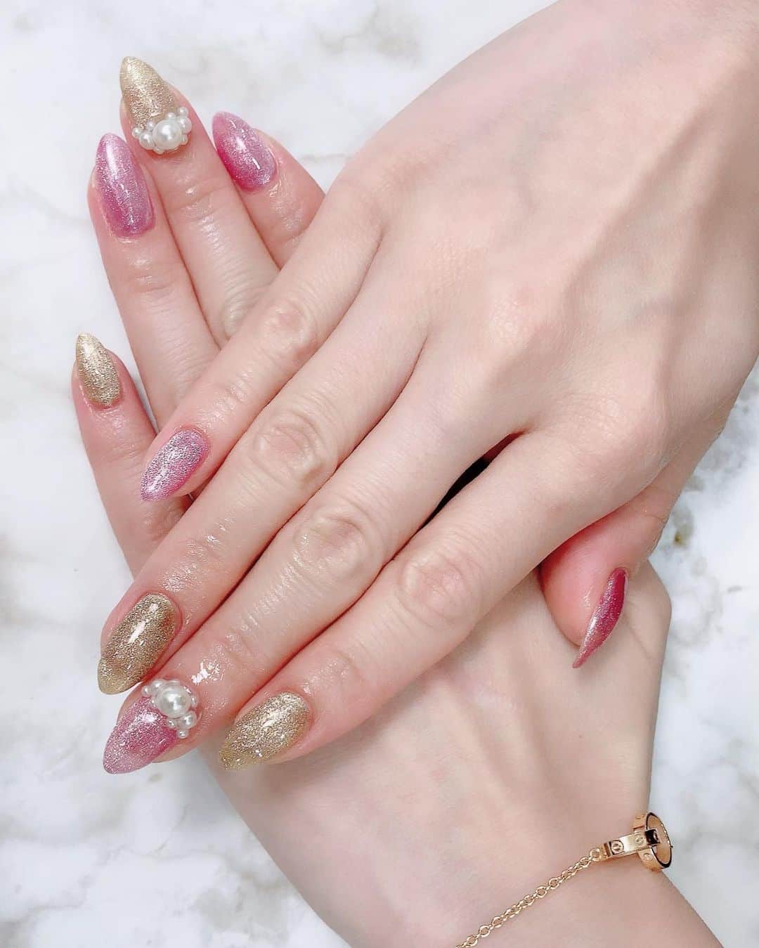 高橋沙弥華のインスタグラム：「マグネットスターギャラクシー💅❤  次絶対これにするって決めてたやつ👩🏼✨  ストーンじゃなくてパールに変えたの😍  可愛い☺💓  #磁石ネイル #ギャラクシーネイル #スターギャラクシー #マグネットスターギャラクシーネイル #ネイルデザイン #💅 #newnail #newnails #可愛い #自爪ネイル #ジェルネイル #パールネイル #ポイントネイル」