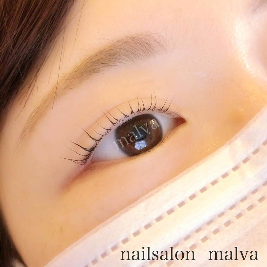 nailsalon malva（ネイルサロンマルヴァ）さんのインスタグラム写真 - (nailsalon malva（ネイルサロンマルヴァ）Instagram)「※malvaではお客様1人1人ご来店ごとにシーツを毎回変えさせていただいております☺️⠀ 何時にご来店いただいてもオープン1番目のお客様と同じ環境です💡⠀﻿ ⠀﻿ まぶたの重みでカールが落ちやすい方必見✨﻿ ﻿ 根元からしっかり立ち上げるのでまぶたの重みでカールが落ちる事はありません❣️ ﻿ お客様1人1人の毛質、まぶたの厚み、一重具合、二重具合に合わせてオーダーメイドのカールを作らせて頂きます😊﻿ ﻿ ⠀﻿ 今まで思うようなカール感にならなかった方、﻿ カールがかからず諦めていた方、モチが悪かった方！も、﻿ 諦める前に1度施術させてください🥺⠀﻿ ⠀﻿ ⠀﻿ ⠀﻿ ⠀﻿ ※ただ今新型コロナウイルス感染者数が急増しておりますが、厳しい来店規約と万全の感染対策（詳細はHPに全て掲載）をしておりますので、⠀⠀⠀﻿ ご覧になった上で来店可能かどうかご確認の上ご予約お願い致します🙇‍♀️⠀⠀⠀﻿ ⠀⠀﻿ ⠀﻿ ⠀﻿ ⠀﻿ 〜𝐬𝐰𝐢𝐩𝐞で動画もご覧ください〜⠀﻿ ⠀﻿ ♥ ♥ ♥ ♥ ♥ ♥ ♥ ♥ ♥ ♥ ♥ ♥ ♥⠀﻿ ⠀﻿ 𝐧𝐚𝐢𝐥𝐬𝐚𝐥𝐨𝐧 𝐦𝐚𝐥𝐯𝐚⠀﻿ ⠀﻿ ⠀﻿ ご予約・お問い合わせ⠀﻿ LINEからお願いします⠀﻿ LINE ID→《@malvaで検索🔍》⠀﻿ ⠀﻿ まつげメニュー・料金表は⠀﻿ プロフィールにある⠀﻿ HPからご覧ください✯*･ :.｡⠀﻿ ⠀﻿ ⠀﻿ #malvaアイラッシュ#アイラッシュ#malva#マツエク#まつえく#メイク#美容#eyelashes#eye#まつげエクステ#まつエク#nail#eyelash#アイリスト#アイメイク#ネイル#beautysalonmalva#アイリスト募集#makeup#まつ毛カール#まつげカール#beauty#まつ毛パーマ#cosmetics#まつげ美容液#春メイク#エニシーグローパック正規取扱店#エニシーグローパック #リアムール正規取扱店#エキスパートローション﻿」9月8日 13時12分 - malva_nail