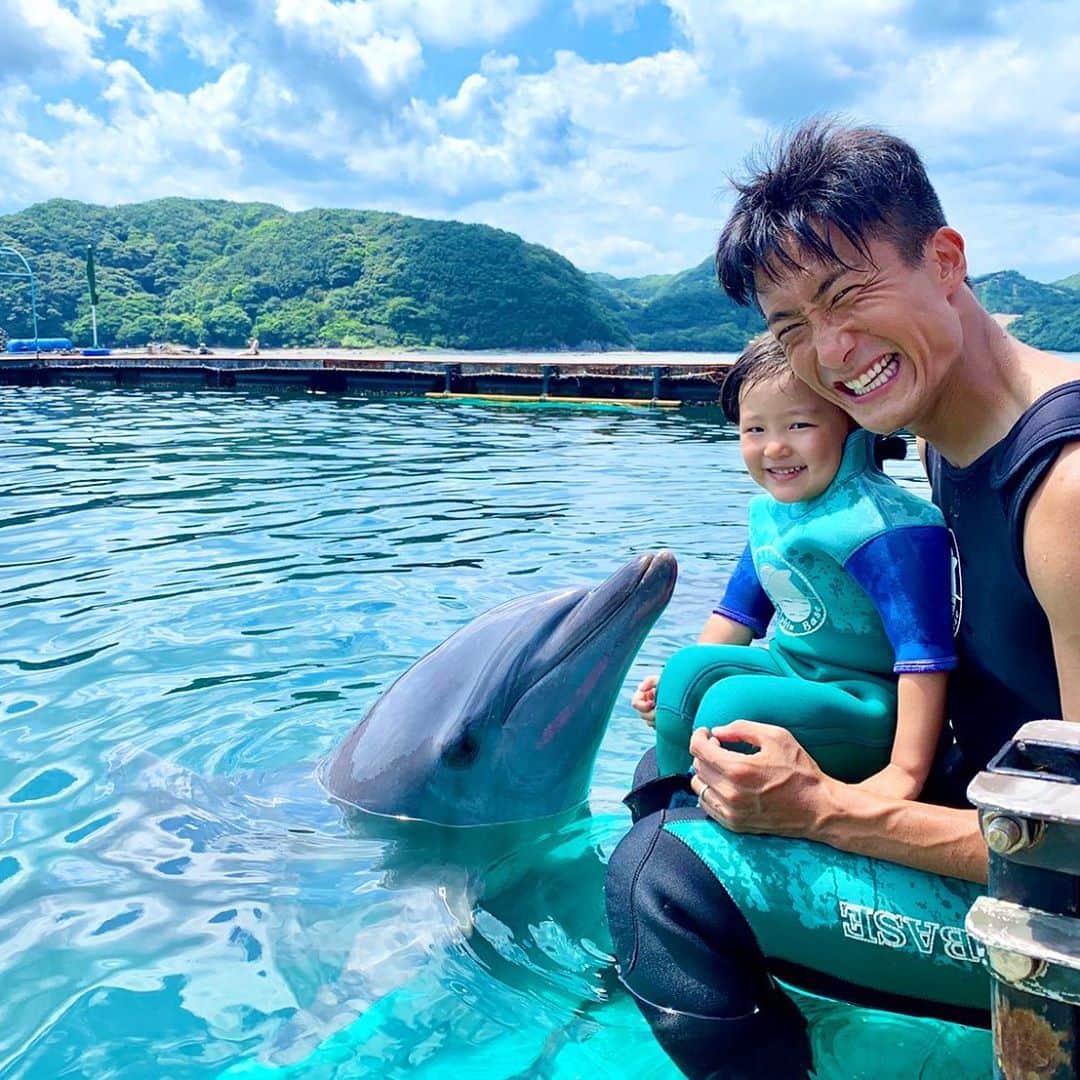 都倉賢のインスタグラム：「「イルカと一緒に泳ぎたい」って言う子供の頃からの夢が叶った🐬  イルカの背びれに捕まって泳げるなんて夢にも思ってなかったから感動したな！  やっぱり「夢」を「夢」で終わらせちゃダメだなと改めて思った34歳夏。  パパ頑張るぞー💪💪💪」