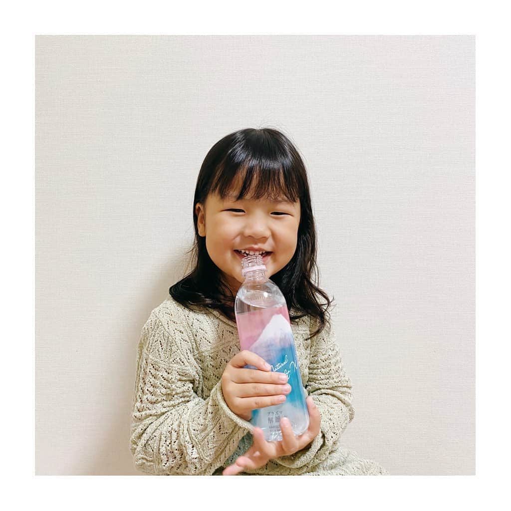 のインスタグラム：「﻿ ﻿ ﻿ ﻿ ﻿ ﻿ “細胞を潤す水” プラズマ解離水﻿ 🚰 @plasma_kairisui﻿ ﻿ ﻿ 細胞を潤す.解離水。﻿ 私達が本当に必要な 『水』です。﻿ 年齢と共に減少する細胞内液に最も近く﻿ 細胞を潤す事が出来る解離水。﻿ シルクのようにやわらかな水が﻿ カラダの奥深くまで染み渡り﻿ みずみずしい潤いで満たします。﻿ ﻿ 私は長女と2人で飲んでます✌🏼﻿ 美味しいって喜んでくれて良かった！！﻿ ジュースより水派なので凄く助かってます👧🏻👌🏽﻿ ﻿ ホームページ💻﻿ HP:https://kairisui.com/﻿ ﻿ amazon.楽天.イオン.ナチュラルローソン﻿ CISCA.ファミマ  etc……﻿ 色んな所で購入できるよ！！！🧡﻿ ﻿ 詳しくは 【 プラズマ解離水 】で検索🔎してね𖤣𖥧𖥣｡﻿ ﻿ ﻿ ﻿ #プラズマ解離水 #細胞を潤す水 #解離水 #お肌にうるおい #熱中症 #水 #エイジングケア #熱中症対策 #熱中症予防 #水分補給 #ナチュラルローソン #イオン #cisca #細胞 #美肌 #健康 #美活 #デトックス #コロナ #コロナ対策 #楽天 #おうち時間 #インフルエンサー #インスタグラマー #ena_pi #pr﻿」