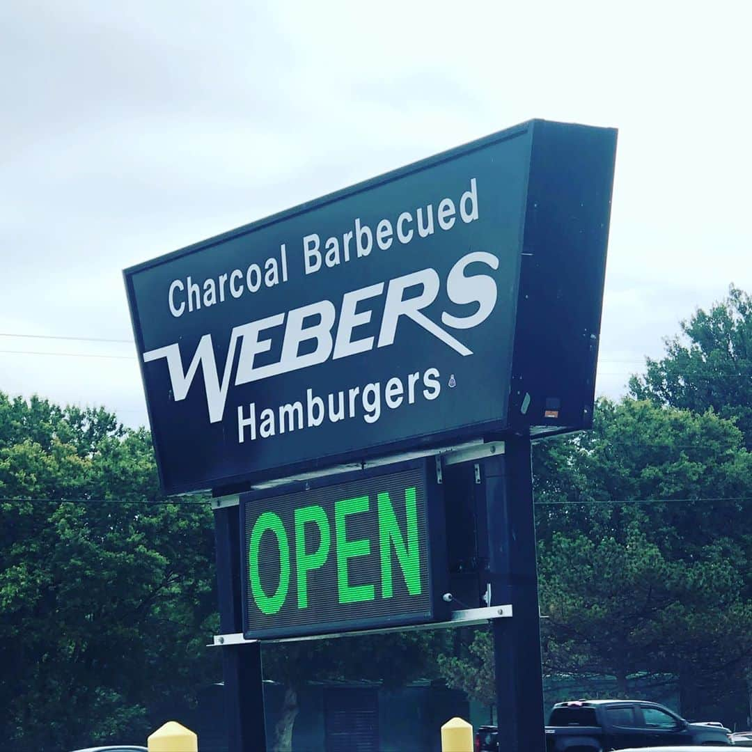 ジェフリー・バトルのインスタグラム：「A great weekend with the family in Muskoka.  Despite the rainy weather, finally had a highway 11 Webers burger.」