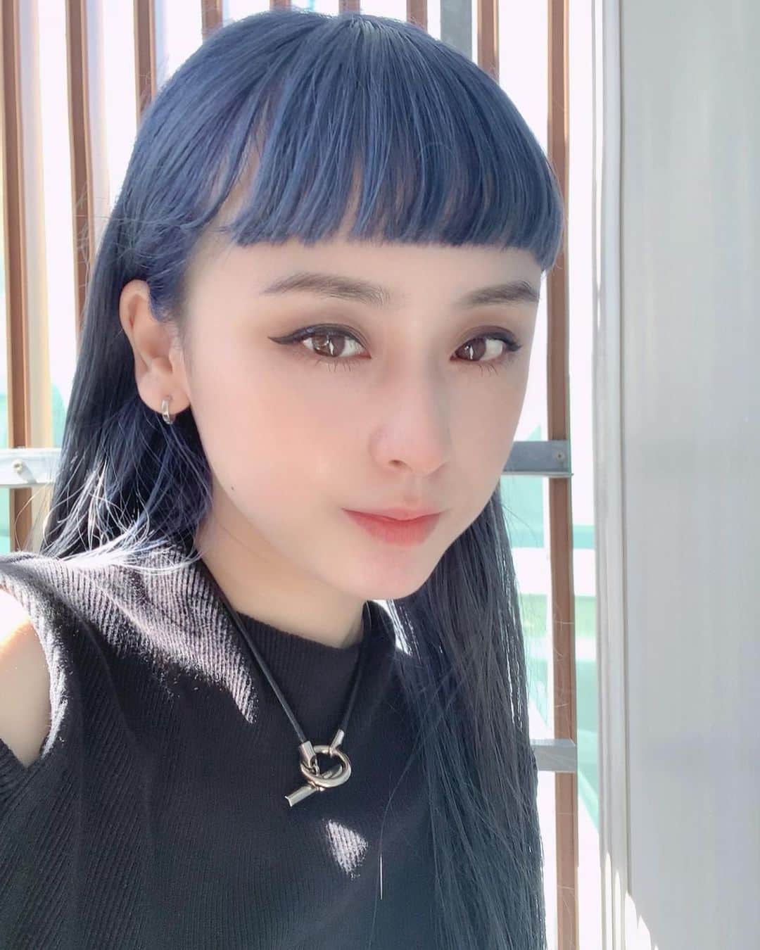 aoiのインスタグラム：「気分転換に6年ぶりの全頭ブリーチ💎 日々色落ちを楽しんでます💁🏻‍♀️ やっぱり派手な方がすきみたいです…笑」