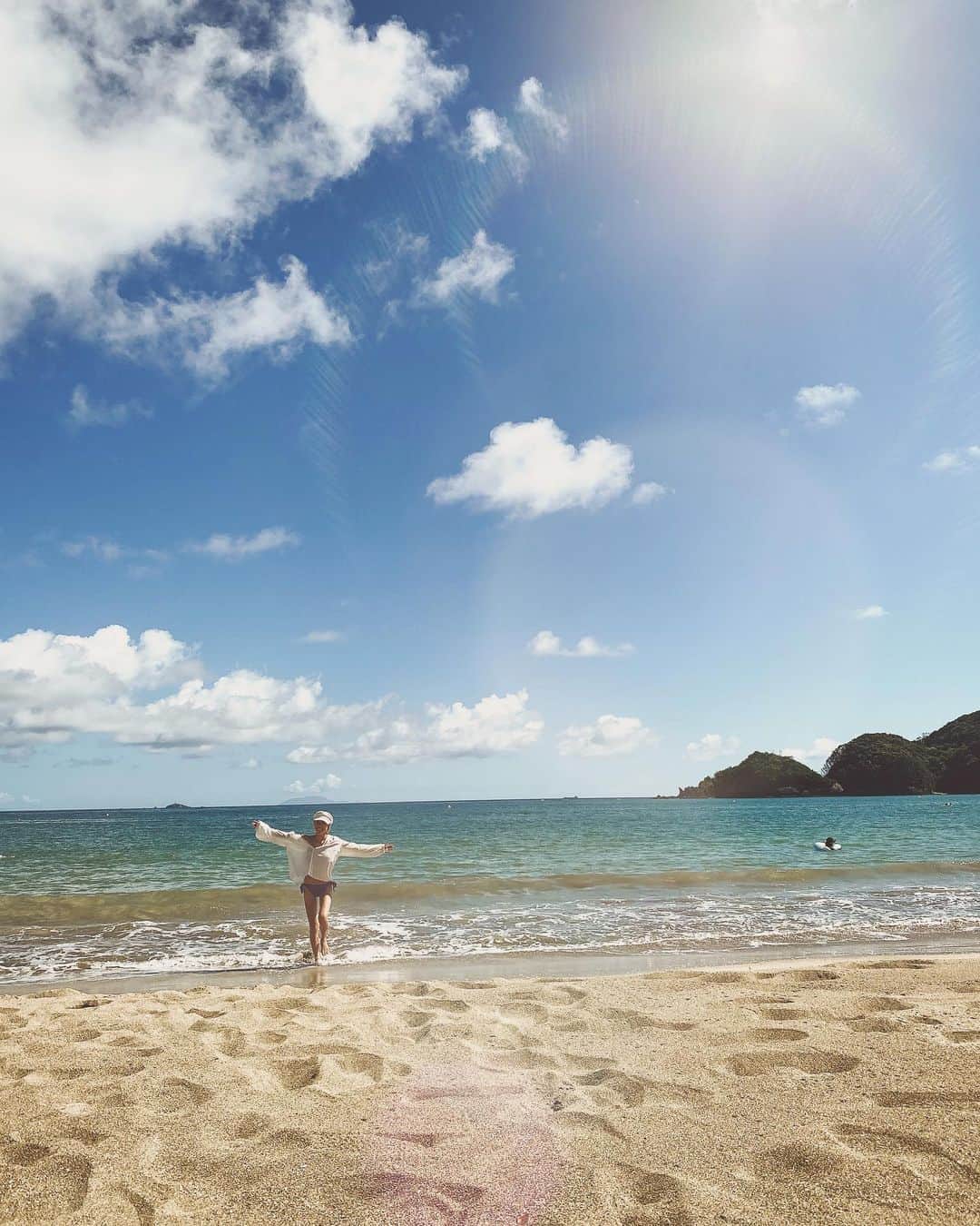 のインスタグラム：「𝟹日目はめちゃくちゃ晴れたから海入って焼いて海入って焼いて☀️  普段は日焼けオイル塗ってるけど撮影前だったから日焼け止めを塗ってみた♩¨̮⑅*  そしたら事件が、、、 ホテル戻ってお風呂から出たら、え？なにこれ。 ヤバいことになってんじゃーん😱⚠️  日焼け止めを雑に塗りすぎたせいで恐ろしい焼け方をしてしまった。。。  人生で初めて日焼け止めの恐ろしさを知ったよ😢白肌の人にはぜひこの日焼け止めをオススメw」