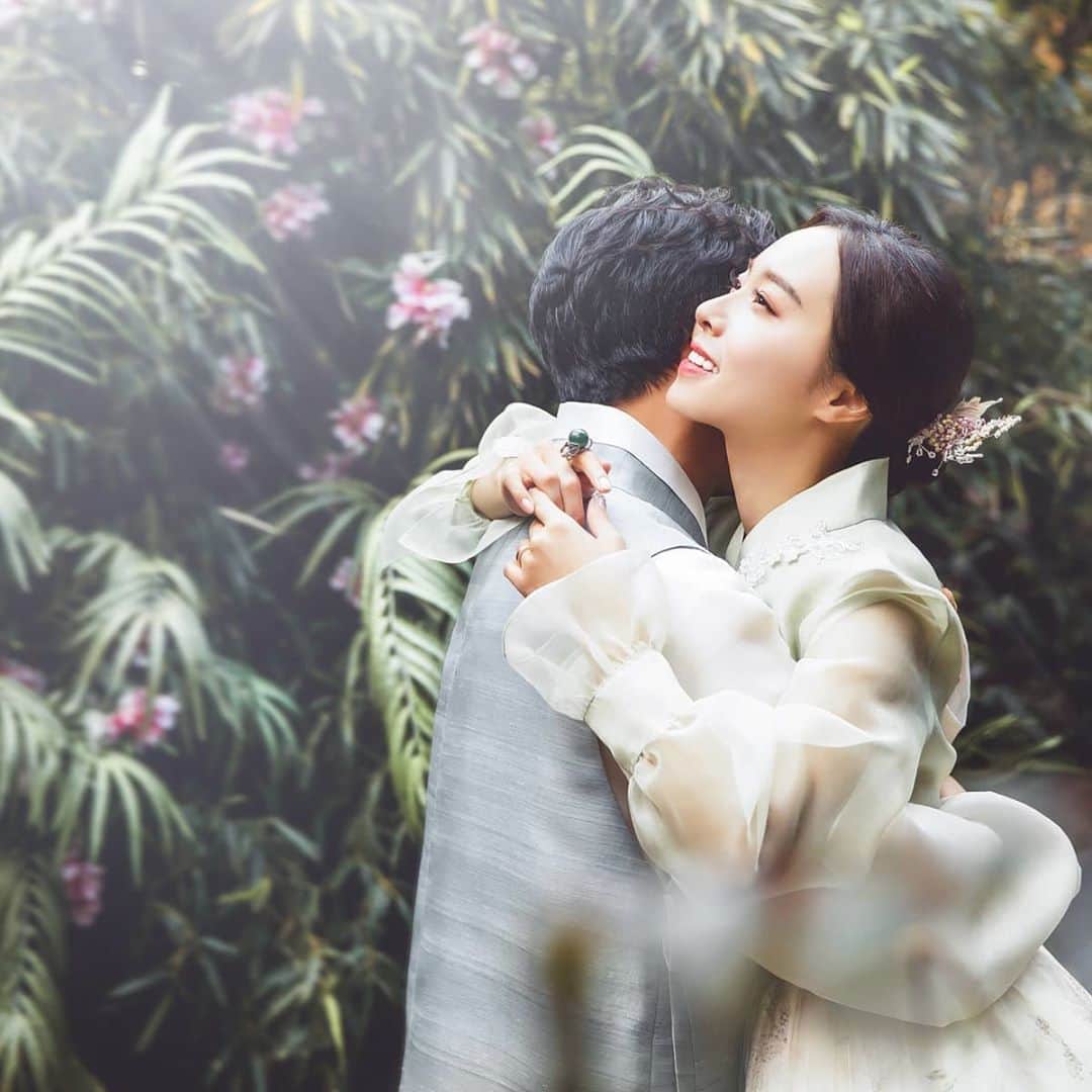 パク・ソングァンさんのインスタグラム写真 - (パク・ソングァンInstagram)「## 많은 분들의 축복 속에 결혼식  잘 마쳤습니다.  바쁜 와중에도 참석 해 주신 하객 여러분들, 자리는 함께 못해도 마음 써주신 분들 랜선으로나마 축복해주신 우리 팔로워들 그리고  코로나로 인해 두 번이나 연기하는 중에도 웃으면서 잘 극복해준 우리 솔이 그리고 우리 아버님 어머님 엄마 아빠 사랑합니다💋  결혼 준비 과정중에 좋은 인연이 되어주신 분들께도 너무 감사드리며, 예기치않은 코로나19로 인해 힘들었던,  또 여전히 힘들어하고 있는 신랑 신부를 같은 마음으로 응원하고 축복합니다.」9月8日 13時29分 - parksungkwang_22