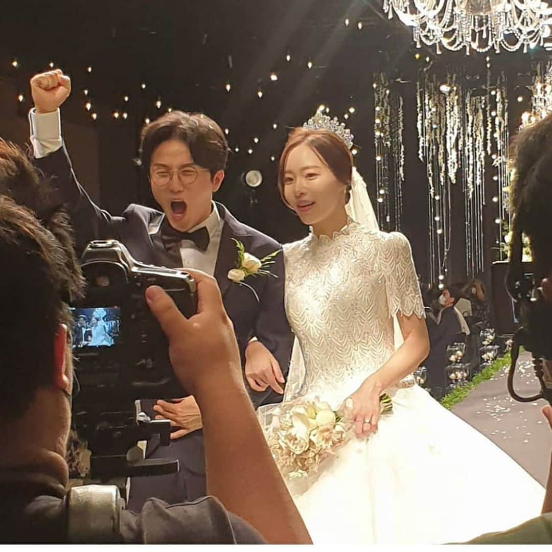 パク・ソングァンのインスタグラム：「## 많은 분들의 축복 속에 결혼식  잘 마쳤습니다.  바쁜 와중에도 참석 해 주신 하객 여러분들, 자리는 함께 못해도 마음 써주신 분들 랜선으로나마 축복해주신 우리 팔로워들 그리고  코로나로 인해 두 번이나 연기하는 중에도 웃으면서 잘 극복해준 우리 솔이 그리고 우리 아버님 어머님 엄마 아빠 사랑합니다💋  결혼 준비 과정중에 좋은 인연이 되어주신 분들께도 너무 감사드리며, 예기치않은 코로나19로 인해 힘들었던,  또 여전히 힘들어하고 있는 신랑 신부를 같은 마음으로 응원하고 축복합니다.」