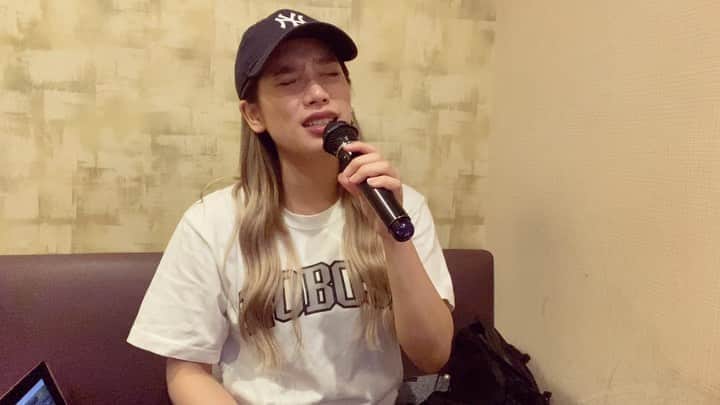 acaneのインスタグラム：「#acanecover ・ 『ありがとうの輪 / 絢香』 @ayaka_official_jp ・ 出だしから感動して 毎回泣きそうになる、、 結婚式で流したい曲(いつできることやら) いつか絢香さんに会ったとき、 夢を持たせてくれてありがとうございますって言いたいなあ。。 ・ 続きはYouTubeで😎🤏 ・ #ありがとうの輪 #絢香 #acane #cover #カラオケ #singer」
