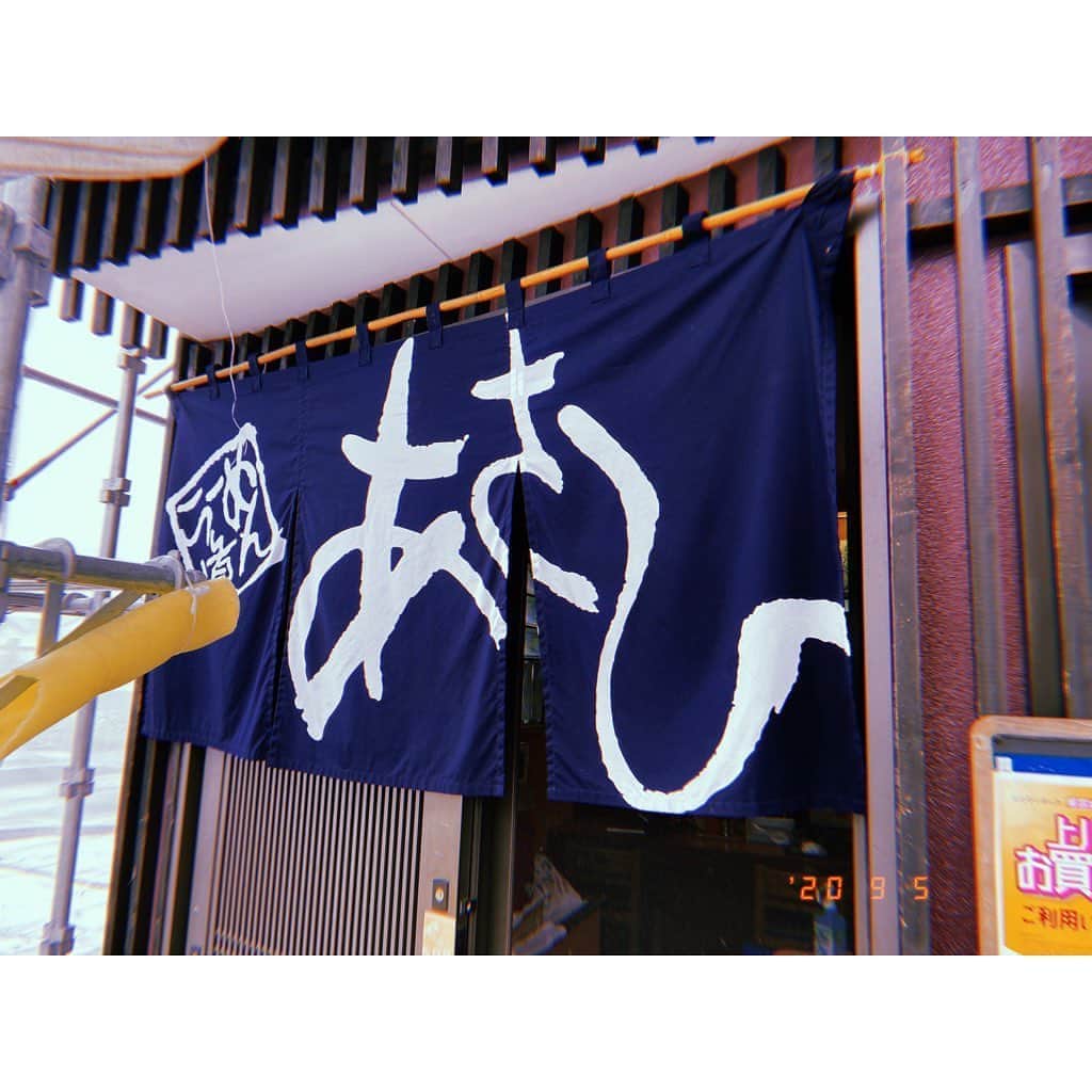 林唯衣さんのインスタグラム写真 - (林唯衣Instagram)「早めにバスがいたので乗り込んだ瞬間に層雲峡温泉は急な土砂降り！さすが別名神々の遊ぶ庭。弄ばれてる感たるや。無事に路線バスにのり上川駅へ。到着したらすぐに次の目的地行きのバスが出てるはずだったんだけど、、、ワタシが見ていた時刻表が2019年のものだった。はっはっは！次のバスまでの30分を利用して上川町で人気のあさひ食堂へ、雨と汗に濡れたワタシには特みそラーメンがしみた。スキー場で冷えた身体を温めてくれる一杯を思い出したよ。お店の滞在時間15分。とにかくかきこんで走って上川駅に戻りました。幻の塩も豚丼も美味しい！との事だったからまた行けたらいいな。ワタシが食べ終わる頃には満席でした！　#味噌ラーメン　#ハヤシ旅」9月8日 13時37分 - yui__hayashi