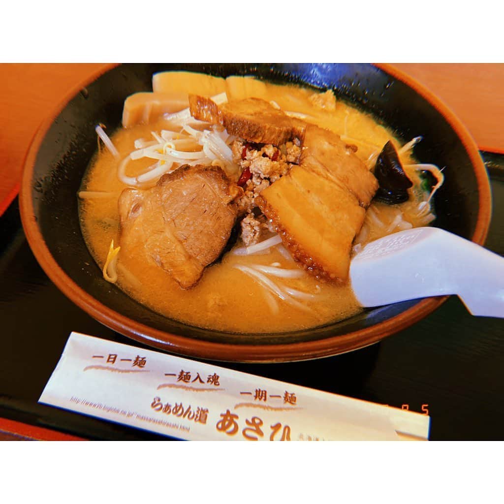 林唯衣さんのインスタグラム写真 - (林唯衣Instagram)「早めにバスがいたので乗り込んだ瞬間に層雲峡温泉は急な土砂降り！さすが別名神々の遊ぶ庭。弄ばれてる感たるや。無事に路線バスにのり上川駅へ。到着したらすぐに次の目的地行きのバスが出てるはずだったんだけど、、、ワタシが見ていた時刻表が2019年のものだった。はっはっは！次のバスまでの30分を利用して上川町で人気のあさひ食堂へ、雨と汗に濡れたワタシには特みそラーメンがしみた。スキー場で冷えた身体を温めてくれる一杯を思い出したよ。お店の滞在時間15分。とにかくかきこんで走って上川駅に戻りました。幻の塩も豚丼も美味しい！との事だったからまた行けたらいいな。ワタシが食べ終わる頃には満席でした！　#味噌ラーメン　#ハヤシ旅」9月8日 13時37分 - yui__hayashi