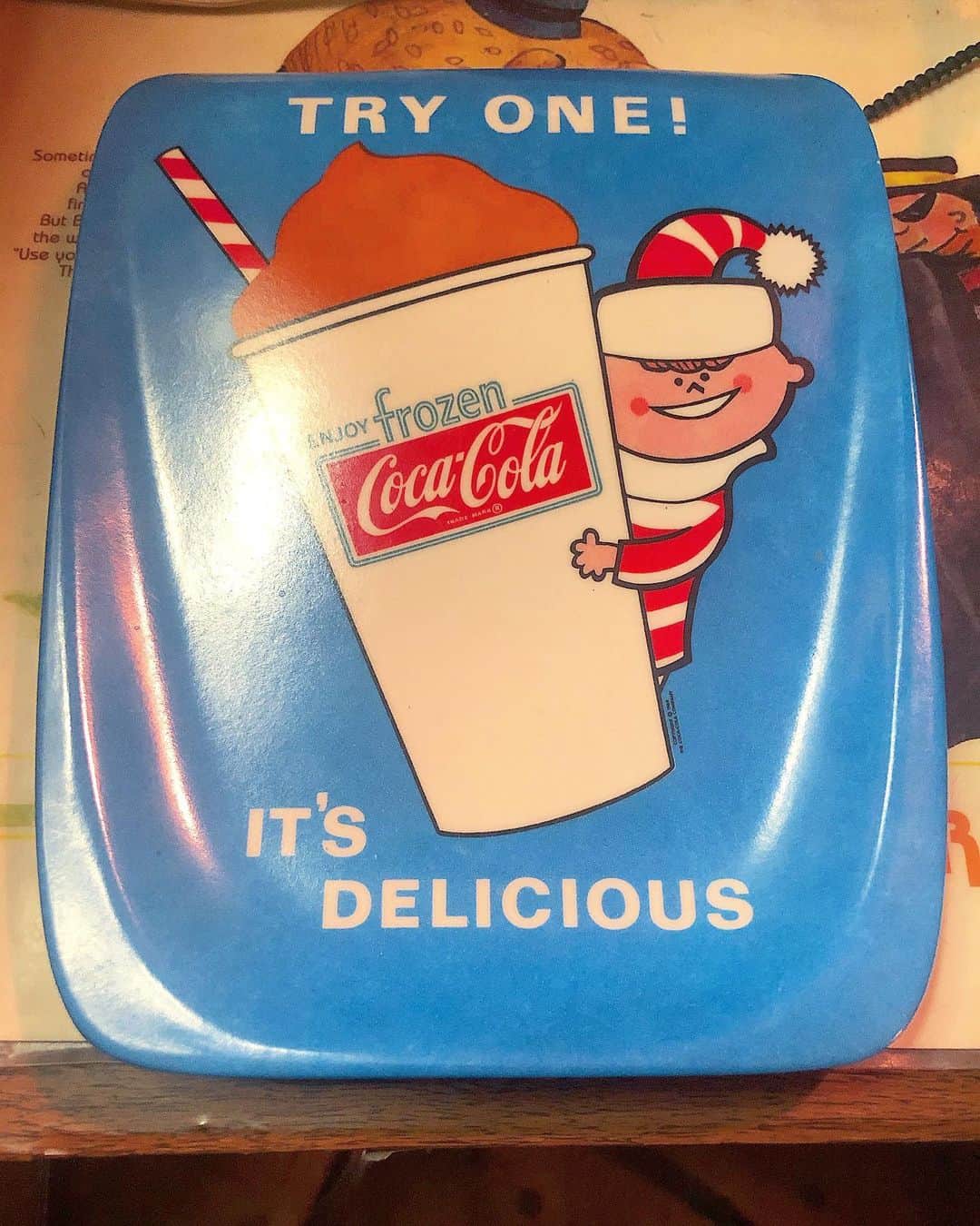 大川知英のインスタグラム：「60's Frozen Coca Cola Change Tray🇺🇸 色とデザインがなんて可愛いんだ👨🏾 takatsubaseの狭いカウンターにズッポシ🥤 いつかディスプレイライトも💡upi-🤡❗️ #frozencocacola #changetray  #60s#vintage#可愛いデザイン #狭いカウンター#ズッポシ#upi #amecajiboys#takatsubase #アメトイ部#captain」