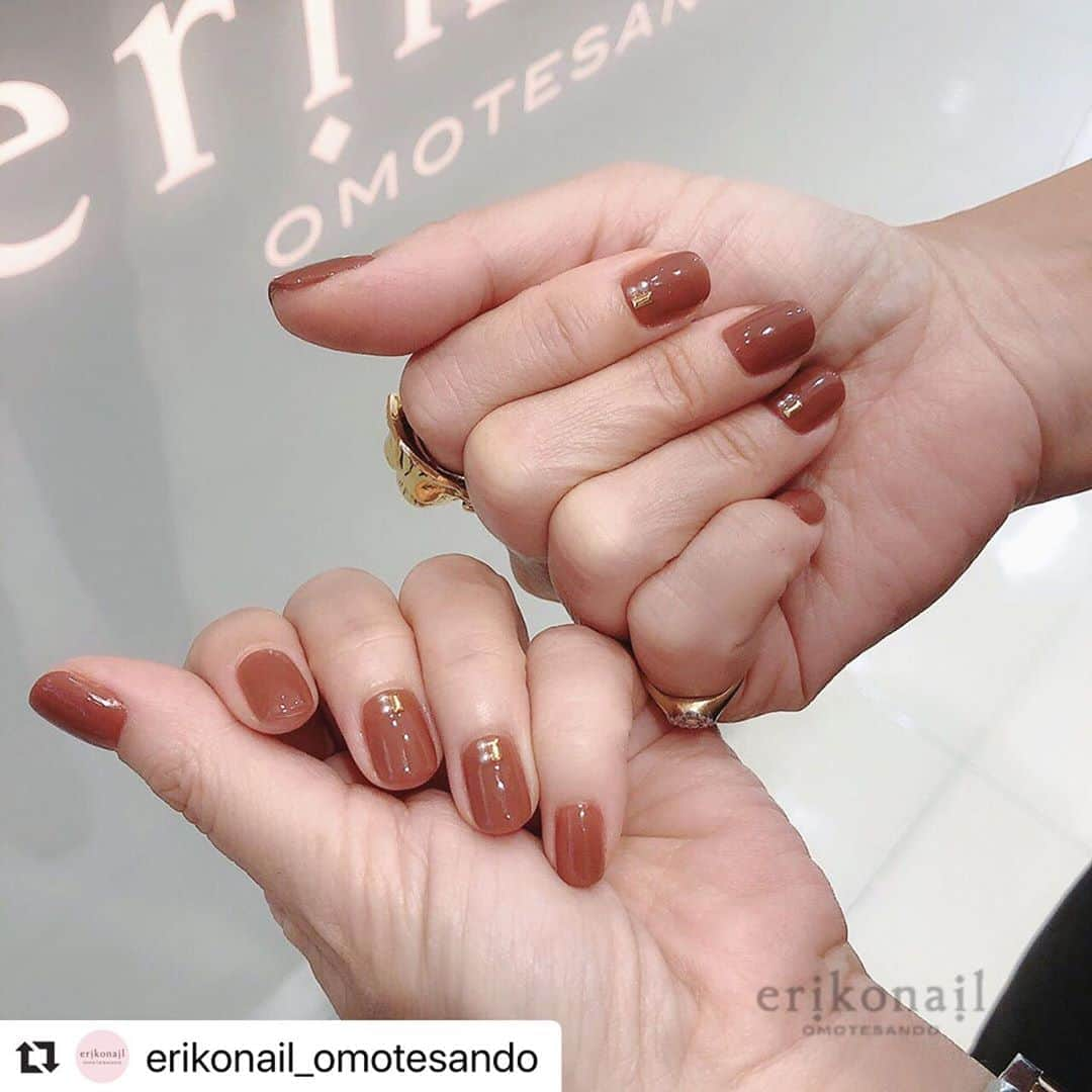 黒崎えり子さんのインスタグラム写真 - (黒崎えり子Instagram)「#Repost @erikonail_omotesando with @make_repost ・・・ お客様NAIL 秋カラーです☺️🌰  OMOTESANDO 永井 ・ ・ erikonail  OMOTESANDO  *･゜ﾟ･*:.｡..｡.:*･*:.｡. .｡.:*･゜ﾟ･* 平日11:00〜21:00 土日祝10:00〜19:00 ご新規様20%オフ✨ 表参道駅から徒歩1分 全席７席ソファ席でゆったりとお過ごしいただけます♡ 個室もございます 皆様のご来店お待ちしております♡ *･゜ﾟ･*:.｡..｡.:*･*:.｡. .｡.:*･゜ﾟ･* ・ ・ ・ ・ #erikonail #エリコネイル #エリコネイル表参道 #erikonail永井優美 #ネイル#ネイルアート  #大人ネイル #秋ネイル #スタッズネイル #ワンカラーネイル  #naildesign#gelnail#gel #morecouture #モアクチュール #モアジェル  #네일#젤네일#美甲師#美甲 #大人可愛い #エレガント #シンプルネイル #ネイルケア #黒崎えり子 #jna認定ネイルサロン #表参道ネイルサロン」9月8日 13時45分 - erikonail