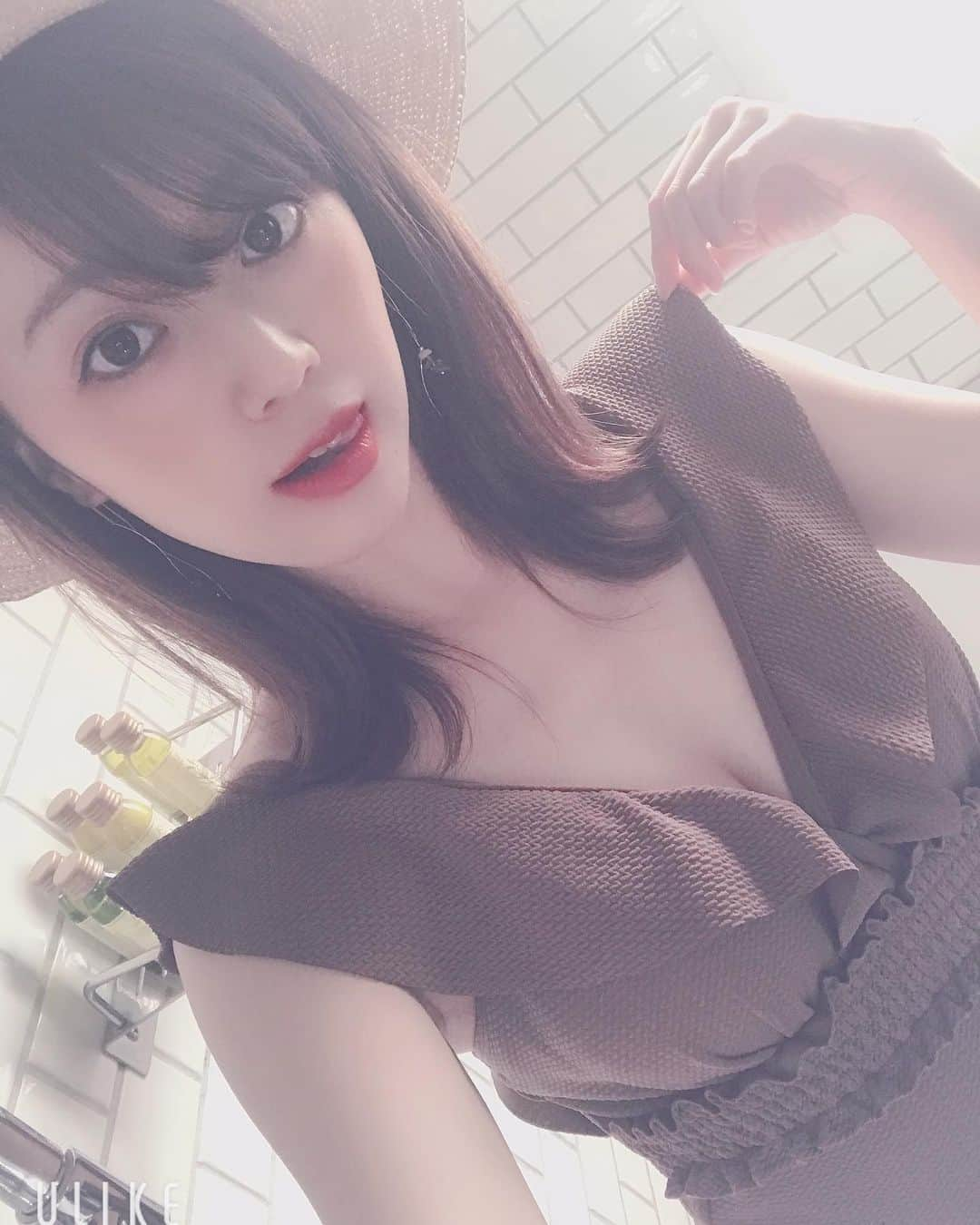 堀有里のインスタグラム：「載せ忘れてた水着👙 プライベートで着る日は来るのだろうか🤔  #水着　#麦わら帽子　#swimwear #赤リップ　#水着コーデ #撮影　#フォトブック撮影　#露出度高め #谷間　#ぷにゆり #ちびでぶ　#ULIKE #加工あり 笑」