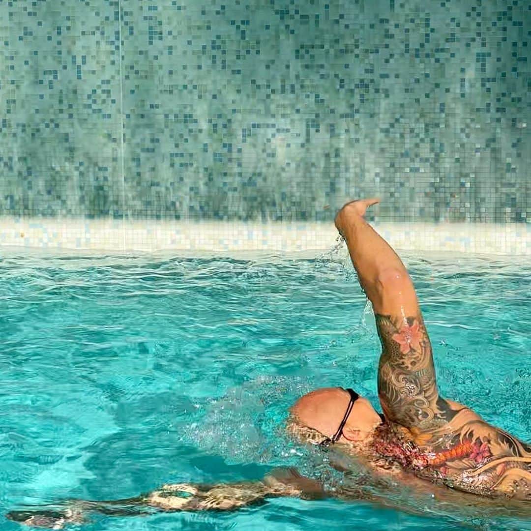 のインスタグラム：「Back in the wet stuff and lapping it up... #spring #swims 📸 @michelleowen」