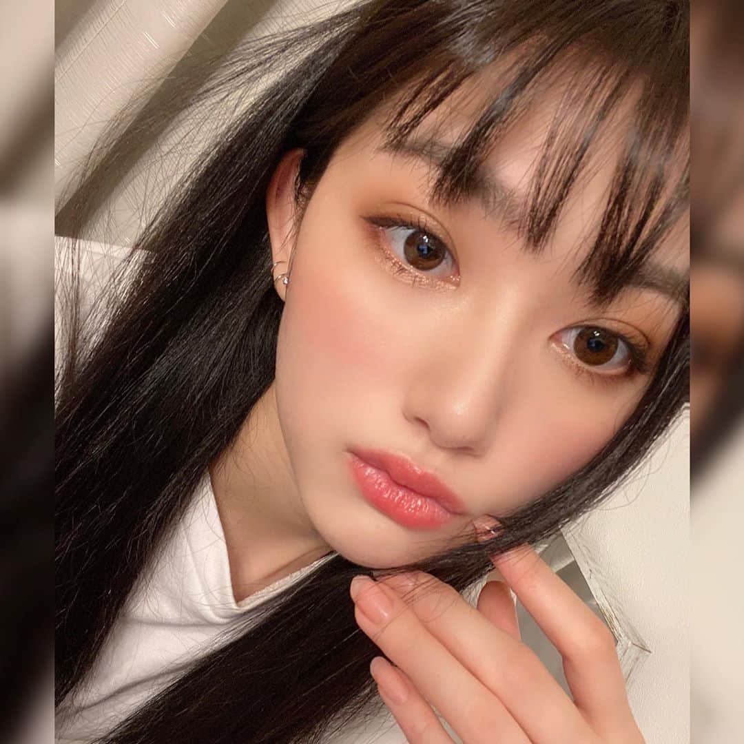 黒田瑞貴のインスタグラム：「黒髪ぱっつん (カラコン片目外れてます)💦 #hairstyle #黒髪　#ロング #haircolor #ぱっつん」