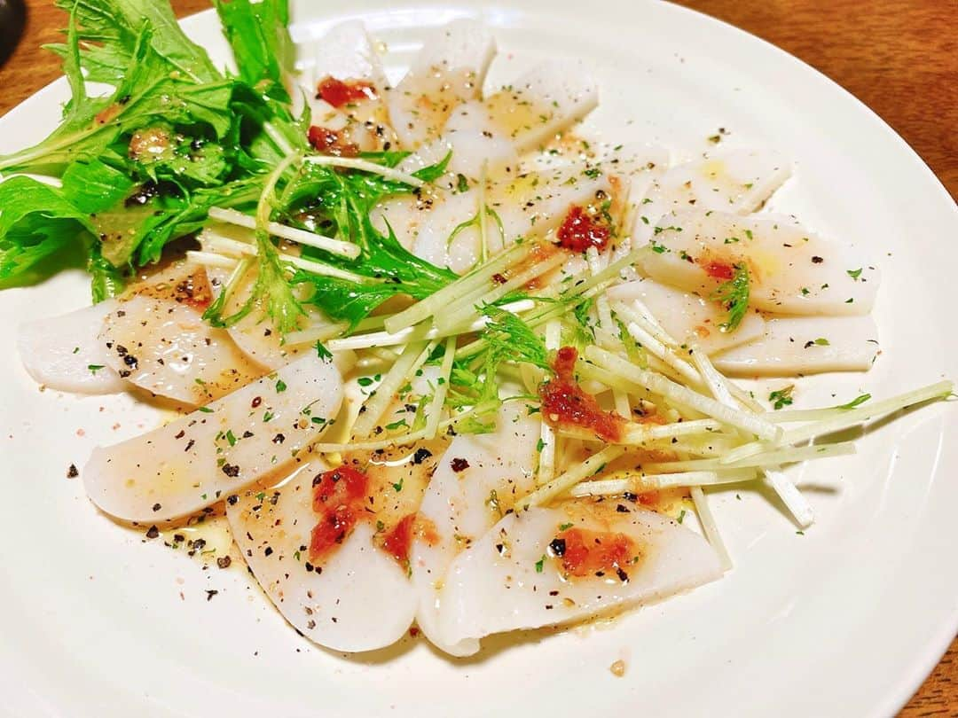 小川みこさんのインスタグラム写真 - (小川みこInstagram)「. . 昨日作った かまぼこカルパッチョ🐟 . 〜材料〜 かまぼこ　1本 水菜　お好み (a) オリーブオイル　大さじ1.5 お酢　　大さじ1.5 レモン汁　小さじ1 ニンニク　少々 胡椒　少々 塩　　少々 梅干し　1個大きめ(小粒の時は2個)  . . 〜作り方〜 ①かまぼこを薄く切る ② (a)以下の調味料を混ぜてソースを作る。梅干しは潰して入れる。 ③盛り付け . めっちゃ簡単、早い、うまい、安いメニュー♡ . . #小川食堂 #カルパッチョ #かまぼこ #かまぼこレシピ  #簡単レシピ  #節約レシピ  #お手軽料理」9月8日 14時04分 - miiiiiiiico25