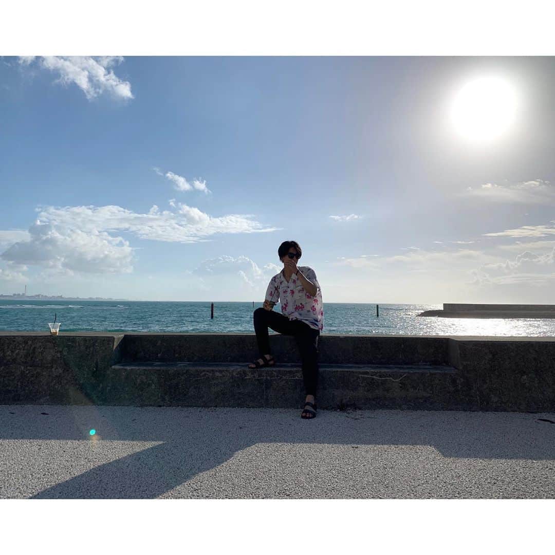 のインスタグラム：「沖縄って太陽おおきいよね☀️ って言われて気付いたけど確かに大きいかも(^^) いや、同じ地球から見えるわけで...変わらないのか？👀 でもおっきく見えるよね(^^) きいちがやってるアロハシャツの広告塔してきた👍 ・ ・ #Eanbe #alohashirt #aloha #shirt #fashion #summer #okinawa #made #madeinjapan #bland #favorite #fashion  #design #miyakojima #miyakoisland #beach #coffee  #sun #沖縄 #宮古島 #アロハシャツ #ブランド #ビーチ #ファッション」