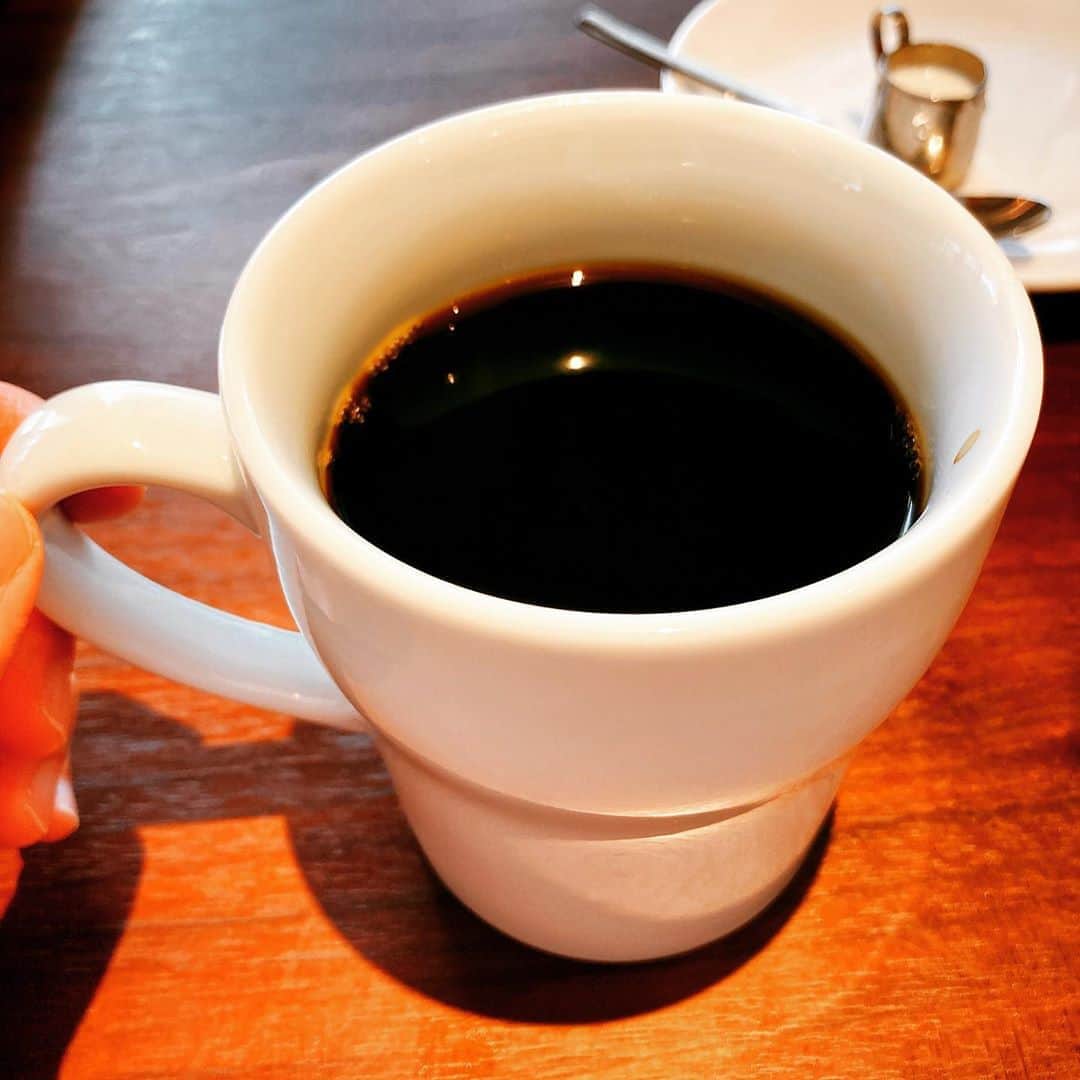 田井弘子さんのインスタグラム写真 - (田井弘子Instagram)「また、散歩〜  朝涼しいかと思ったけど、  日中やっぱり暑いよね☀️  しっかり歩いて汗だく💦  なのに、  ホットコーヒー頼んでるよ(笑)  #よくおごってくれる綺麗なお姉さん  の影響で、どーしてもホットコーヒー飲みたくて(笑)」9月8日 14時11分 - hirokotai