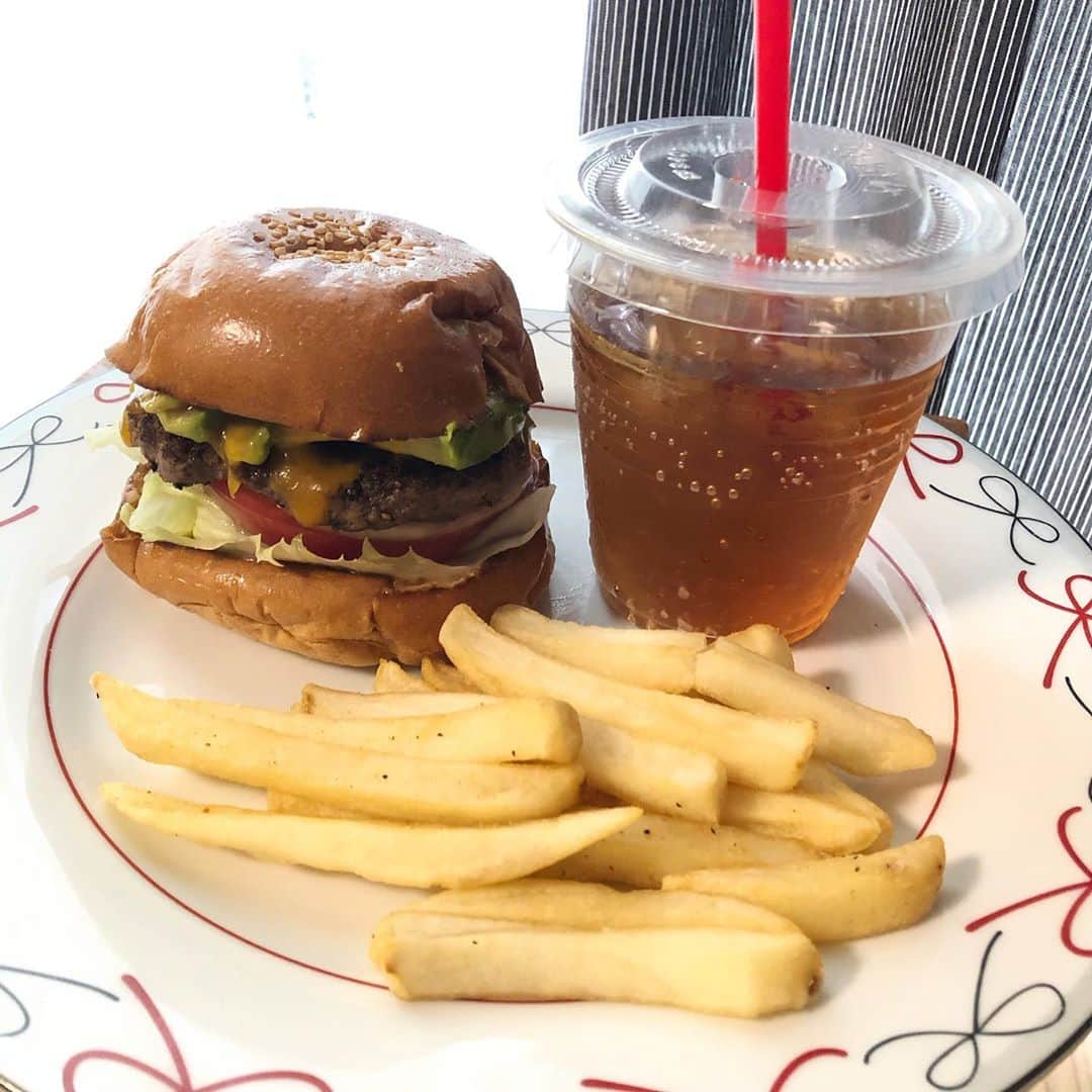 石川由香里さんのインスタグラム写真 - (石川由香里Instagram)「. 「ワイルドなハンバーガーが食べたい！」と 思いながら、 なかなか 叶わないまま 早１ヶ月… . やっと 思いを 遂げました！ . LAYER'Sさんの アボカドチーズバーガー！ . ビーフ100%の ボリュームたっぷり、 ワイルドなハンバーガー。 . めちゃくちゃ 満足です(*´艸｀*) . 午後からは お勉強、 がんばりまーす！ . #layers #レイヤーズ #ハンバーガー #名古屋 #名古屋カフェ #丸の内 #久屋大通 #アボカドチーズバーガー #テイクアウト #ubereats #ジンジャエール #ジンジャエール辛口 #ナゴレコ」9月8日 14時11分 - yukari_ishikawa