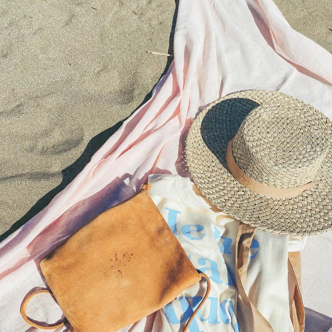 のインスタグラム：「お気に入りの @ayakawasaki のBag🌼 Ayakaちゃんのアイテムは幸せな気持ちにしてくれる ハッピーオーラがある気がする🌈 ・ #ayakawasaki #bag#leathercraft  #leatherbag#beachfashion #バッグ#レザークラフト#レザーバッグ #ハット#ビーチスタイル#ショルダーバッグ」