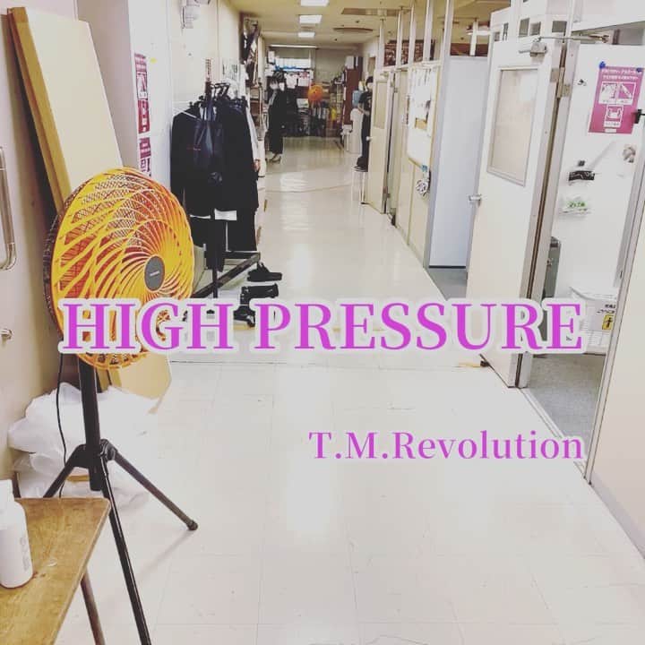 のインスタグラム：「ひまだよね。  ルミネの合間。  扇風機の風  凄いのに  あんまり感じないよね。  #このあとみんな口ずさんでた #さすが #TMR」