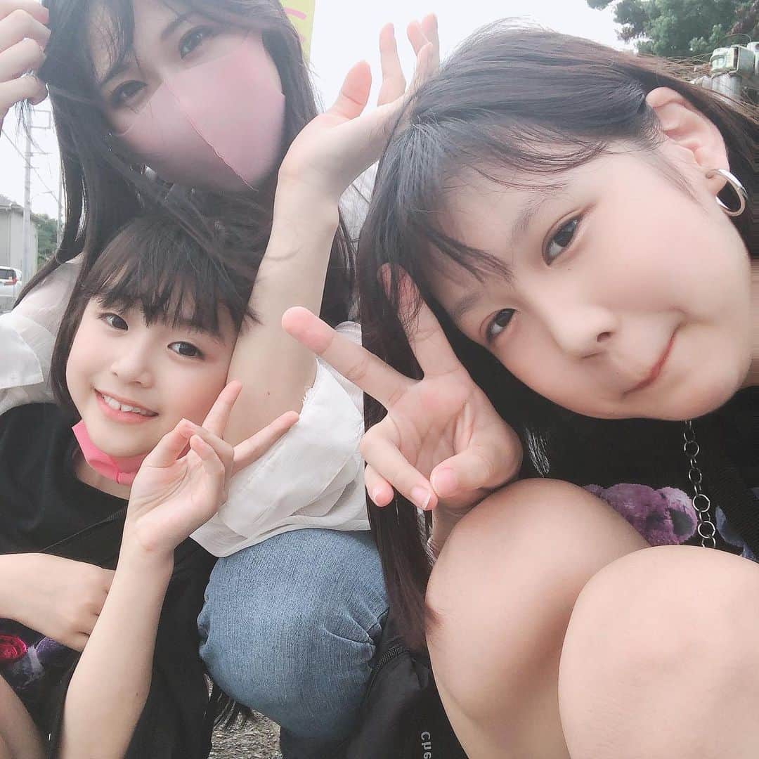 ゆわももチャンネルさんのインスタグラム写真 - (ゆわももチャンネルInstagram)「皆さん、まだまだ昨日の余韻に浸り続けてる私です🙆‍♀️  アーカイブ、音割れしちゃったし泣いて歌下手すぎるのにひたすら優しいコメント流れてて 感動でした。  みんなからのギフトのスクショどうにか上手く宝物として見える形で保管したい☺️  今日、夕方〜夜どこかの時間で お礼を兼ねてお話できる配信しようと思っています😊  よろしくね❤️  #ゆわもも親子の日常  #親子写真 #家族写真 #ゆわもも #親子コーデ #宝物 #みんなに幸あれ  人の幸せを願える人は絶対幸せになれる。」9月8日 14時26分 - atsumi.y_m